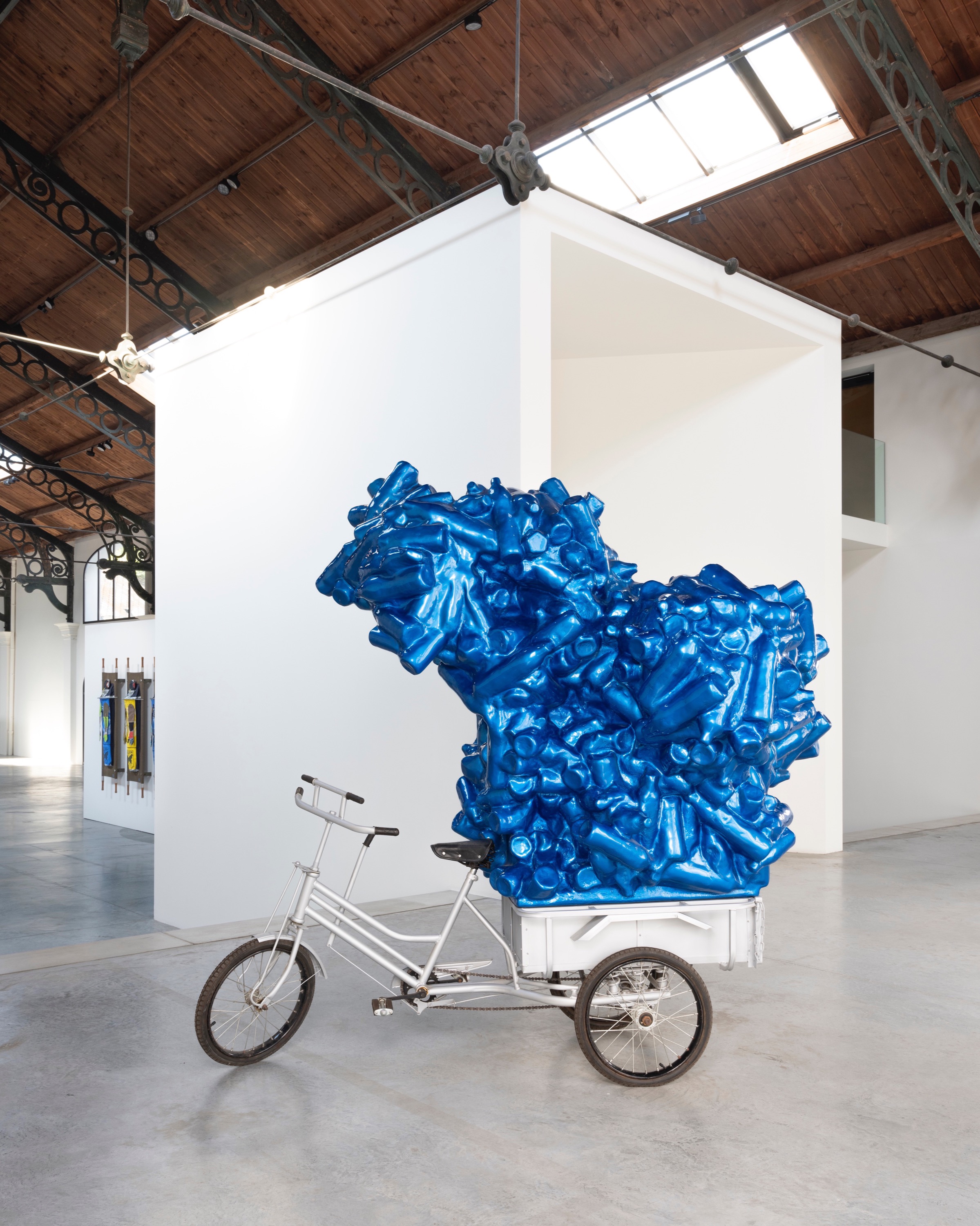 Lucy + Jorge Orta, Cloud - MIU Tricycle , 2011-2014, Chinese bakfiets, gerecycleerde waterflessen, papier-maché, hars, epoxyverf, installatiezicht, foto Vincent Everarts