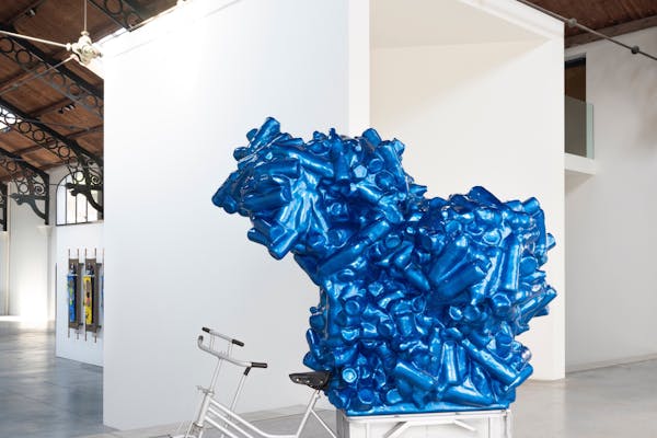 Lucy + Jorge Orta, Cloud - MIU Tricycle , 2011-2014, Chinese bakfiets, gerecycleerde waterflessen, papier-maché, hars, epoxyverf, installatiezicht, foto Vincent Everarts