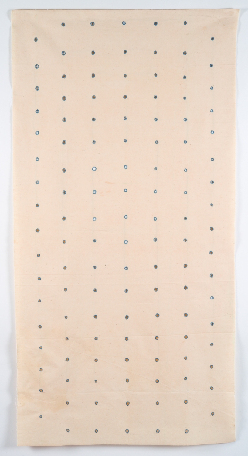 Hessie, ‘Les Trous’, 1973, broderie de fil bleu sur perforations sur tissu de coton, 166 × 85 cm, crédit Béatrice Hatala, © Galerie Arnaud Lefebvre