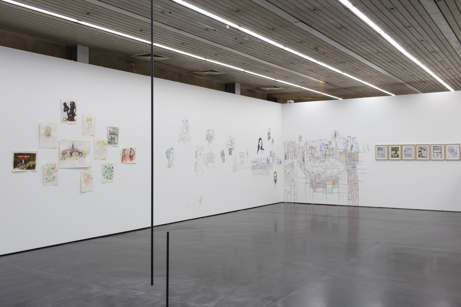 Installatiezicht ‘A line is a line is line’: Jan Van Imschoot & Salam Atta Sabri, ‘The Wall of Peace’, 2015 / Peter Downsbrough, ‘Two Poles’, 1970-2013 (sculptuur voorgrond) © foto Sophie Nuytten