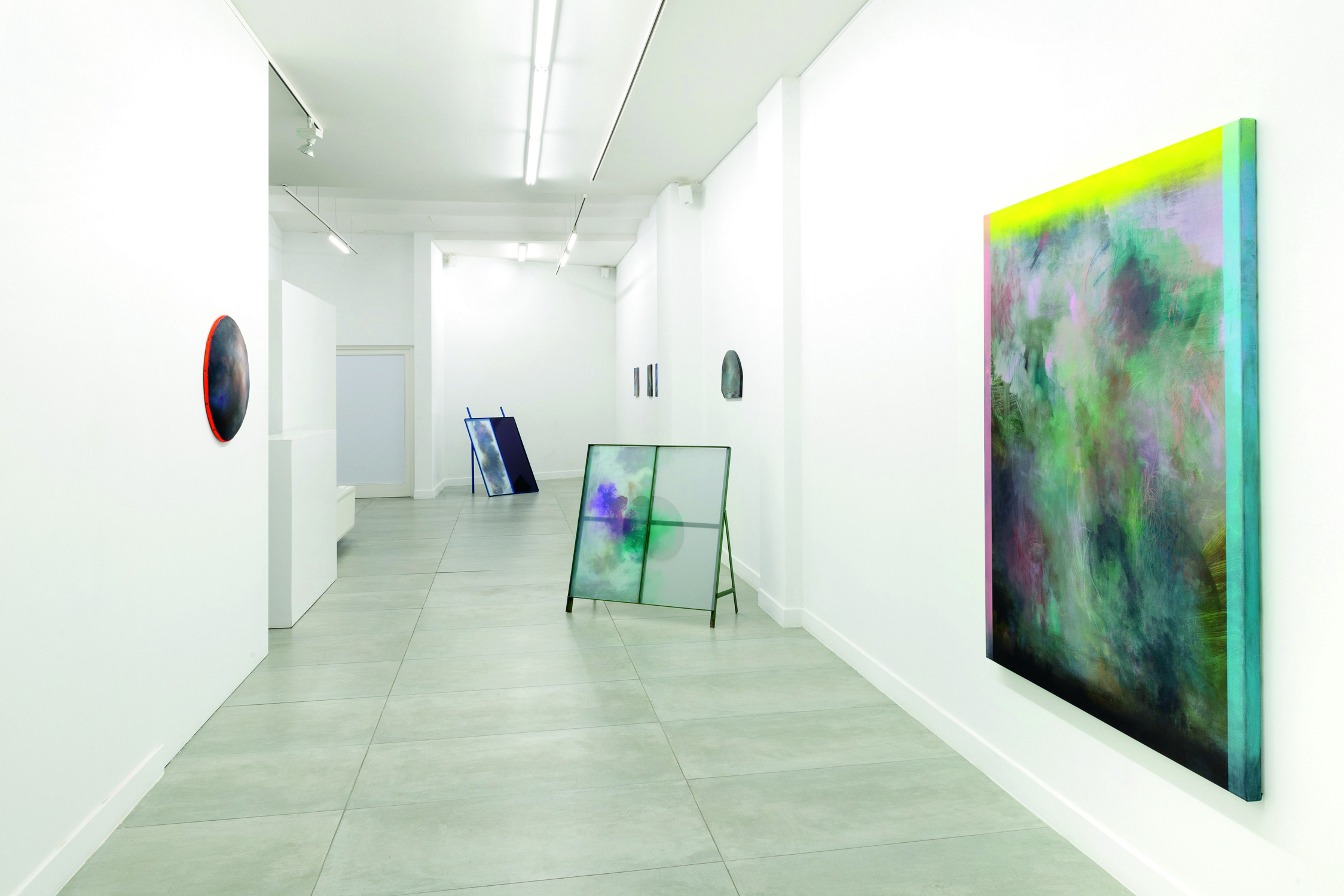 Adelheid De Witte, ‘ Feu d’Artifice / II ’, 2020. Oil & crayons on linnen, 160 x 120 cm zaalzicht solo Adelheid De Witte, There are Fireworks at 11pm , Barbé Urbain gallery atelier Adelheid De Witte – © Marthe Hoet