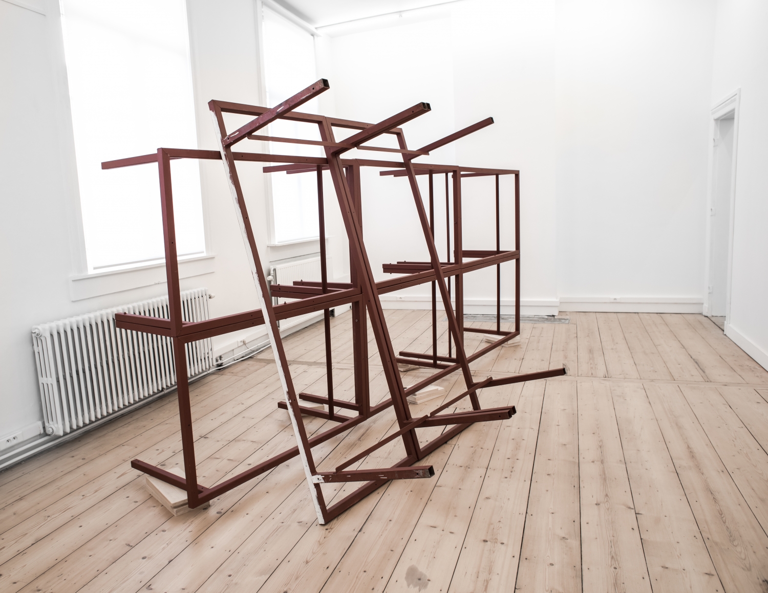 Adriaan Verwee, ‘Ad Interim’, 2016, staal, hout, verf, ca. 230 x 435 x 75 cm., courtesy mariondecannière art space Antwerpen