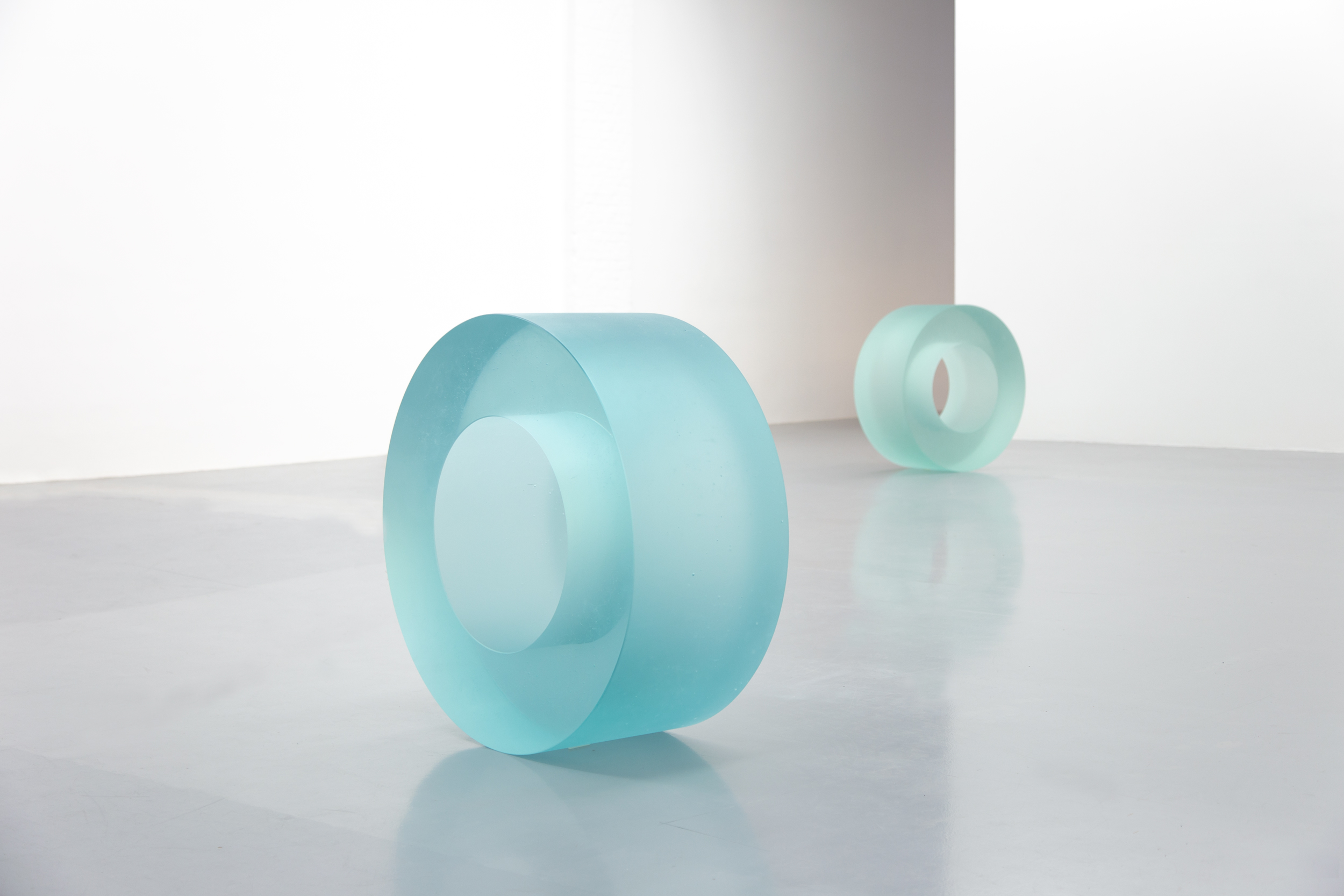 Installatiezicht Ann Veronica Janssens, 2022, Micheline Szwajcer Gallery, foto Yseult Gay