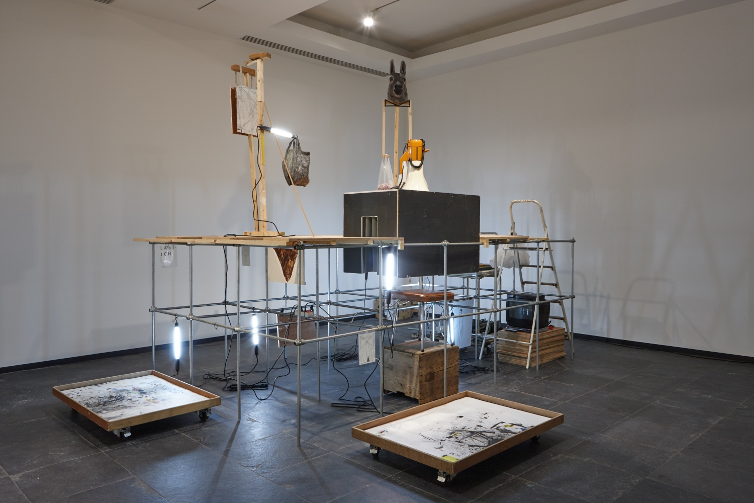 Ante Timmermans, ‘Der Souffleur des Ichts’, performative installation S.M.A.K. Gent, 2016, photo Dirk Pauwels, courtesy of the artist and Barbara Seiler Zürich