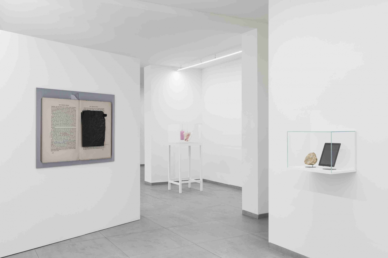 ‘Archipelago - A Problem’, tentoonstellingszicht met (vlnr): Joëlle Tuerlinckx, ‘HET GROOTE HEELAL’ (Planche explicative - série De Sterren in hun loop), 2010; Gabriel Kuri, ‘Self Portrait as Distribution Diagram’, 2013, Nicolás Lamas, ‘Contact’, 201