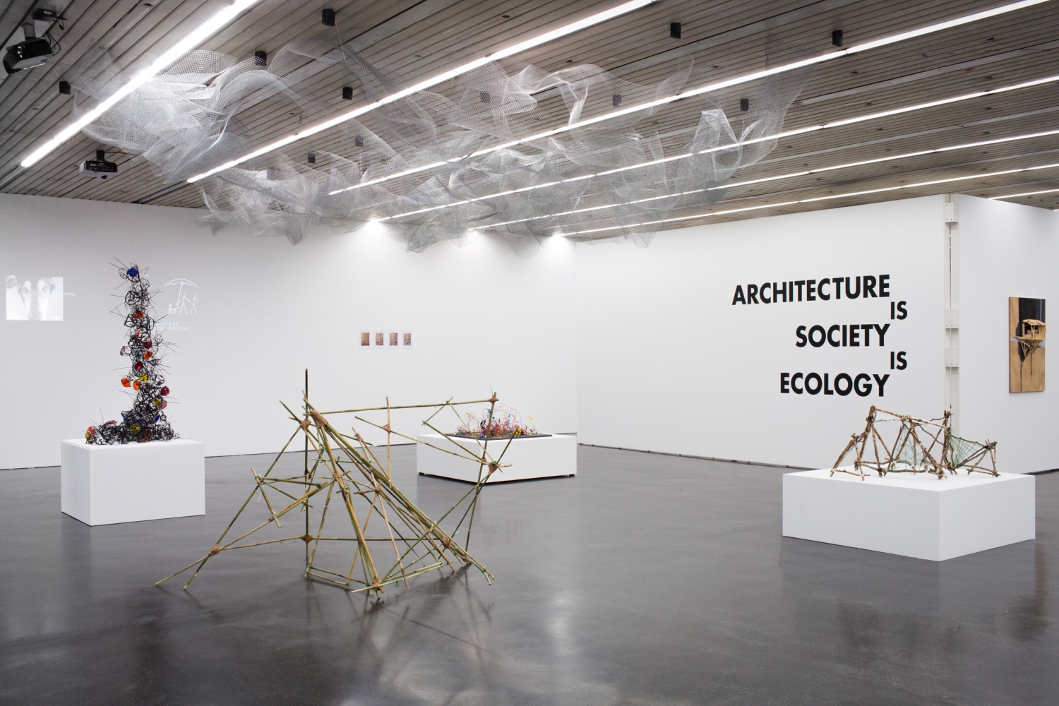 Installatiezicht 'Art Eco | deel II: Architecture': Yona Friedman, Jimmie Durham (tekstwerk), Tadashi Kawamata (muur uiterst rechts) Foto © Sophie Nuytten