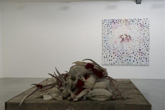 Philippe Vandenberg, ‘Il me Faut tout oublier’, 2005-2008 / Berlinde De Bruyckere, ‘After Cripplewood I’, 2013-2014, © La Maison Rouge, foto Marc Domage