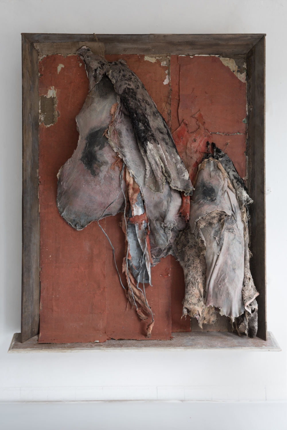 Berlinde De Bruyckere, ‘It almost seemed a lily IV’, 2017-18, was, hout, behangpapier, textiel, lood, ijzer en epoxy, 281 x 238 x 40 cm, courtesy the artist, Hauser & Wirth © foto Mirjam Devriendt