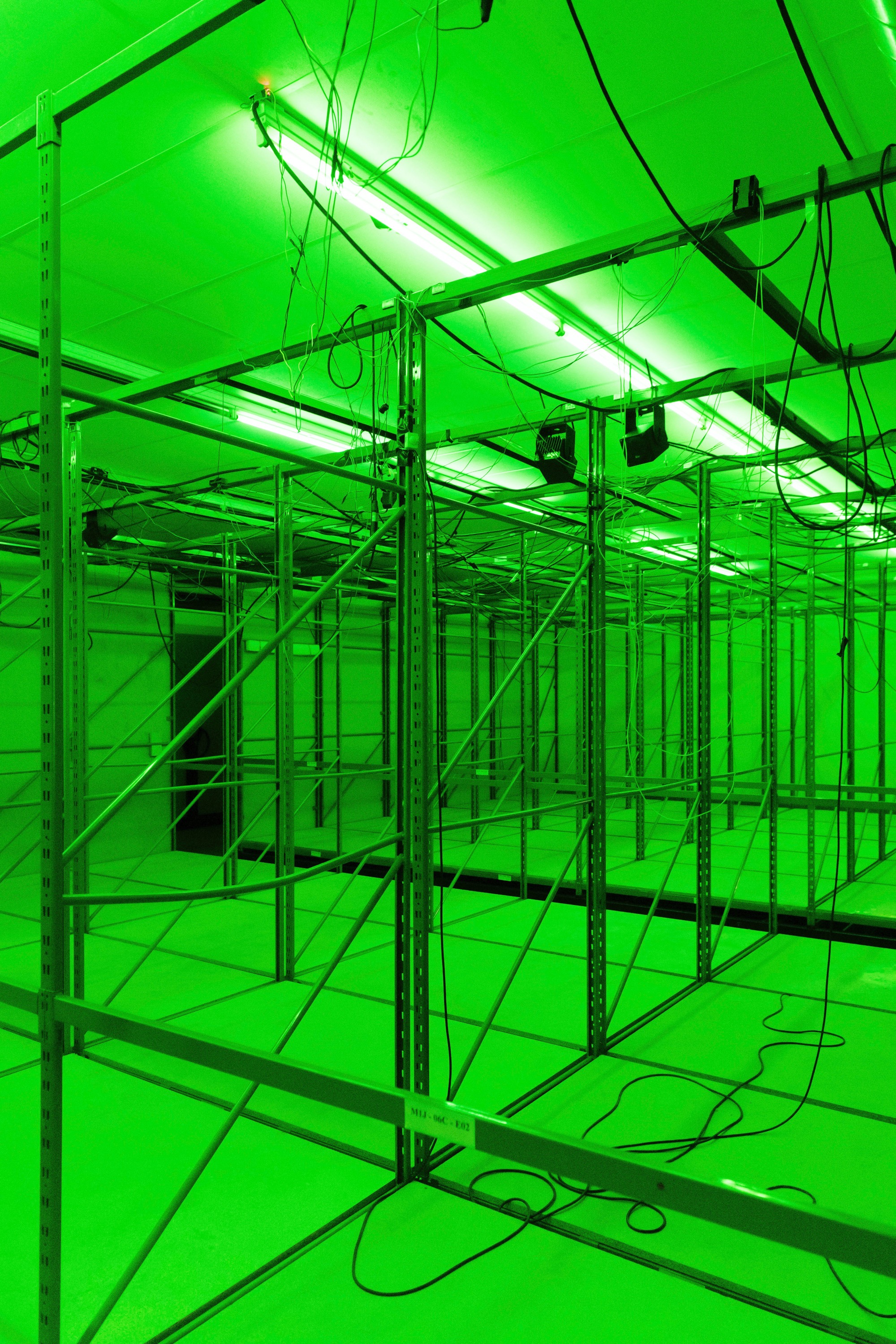 EVITA VASILJEVA, installatiezicht Impulse (J or Imp) , 2020-2022, interactieve in-situ installatie, surroundgeluid, groen licht, verschillende bewegingssensoren, elektromagnetische microfoons, contactmicrofoons, courtesy de kunstenaar, foto Blandine Soulage