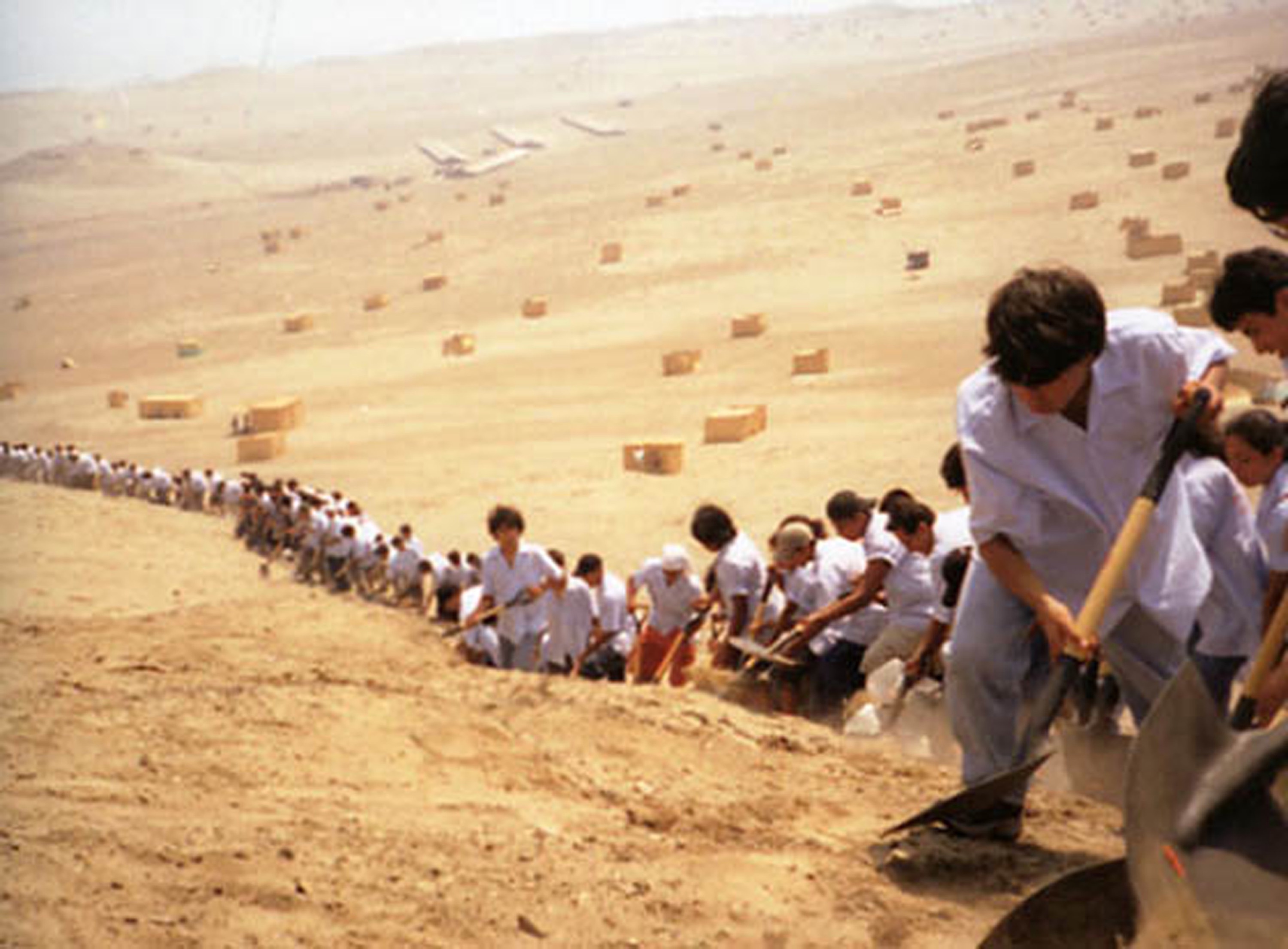 Francis Alÿs, When Faith Moves Mountains, Lima, Peru, April 11, 2002 , 2002, verschillende materialen, variabele afmetingen, collectie M HKA, Antwerpen / collectie Vlaamse Gemeenschap