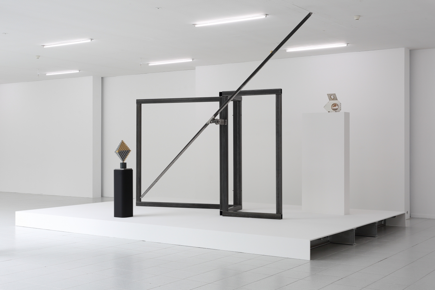 Carol Bove / Carlo Scarpa, installatiezicht Museum Dhondt-Dhaenens, 2015 © Carol Bove/Carlo Scarpa, foto Rik Vannevel, courtesy Maccarone, NewYork & David Zwirner, New York/ Londen