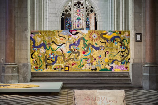 Tentoonstellingszicht Carpetland. Critical Tapestries. , 2023–2024, Kunsthal Extra City, Antwerpen, met Fátima Rodrigo Gonzales, Contradanza (2023), © We Document Art