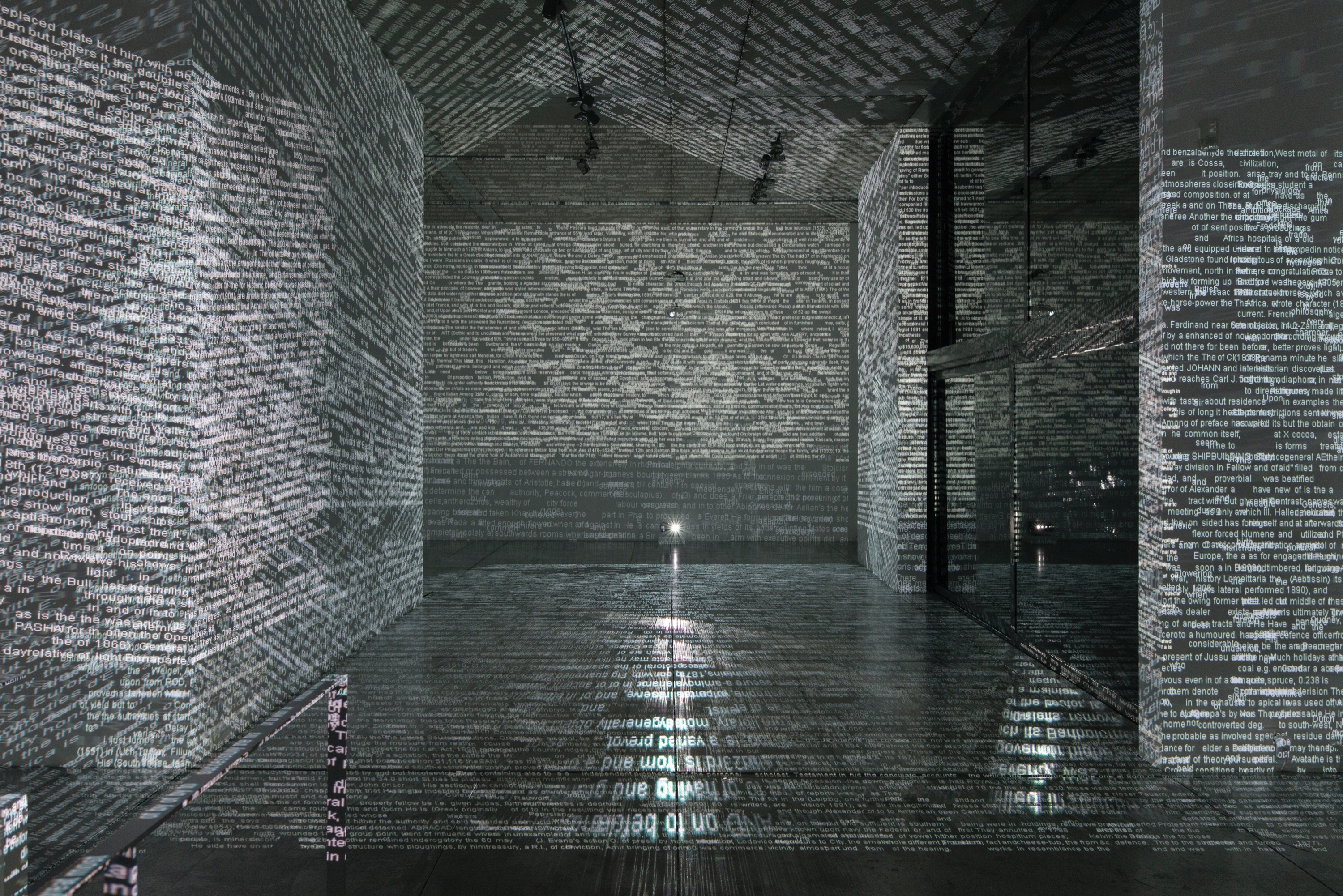 Charles Sandison, Entropy , 2021, computers en projectoren, C++ code, duur: oneindig, installatiezicht Baronian Xippas, Brussel. – Foto © Isabelle Arthuis