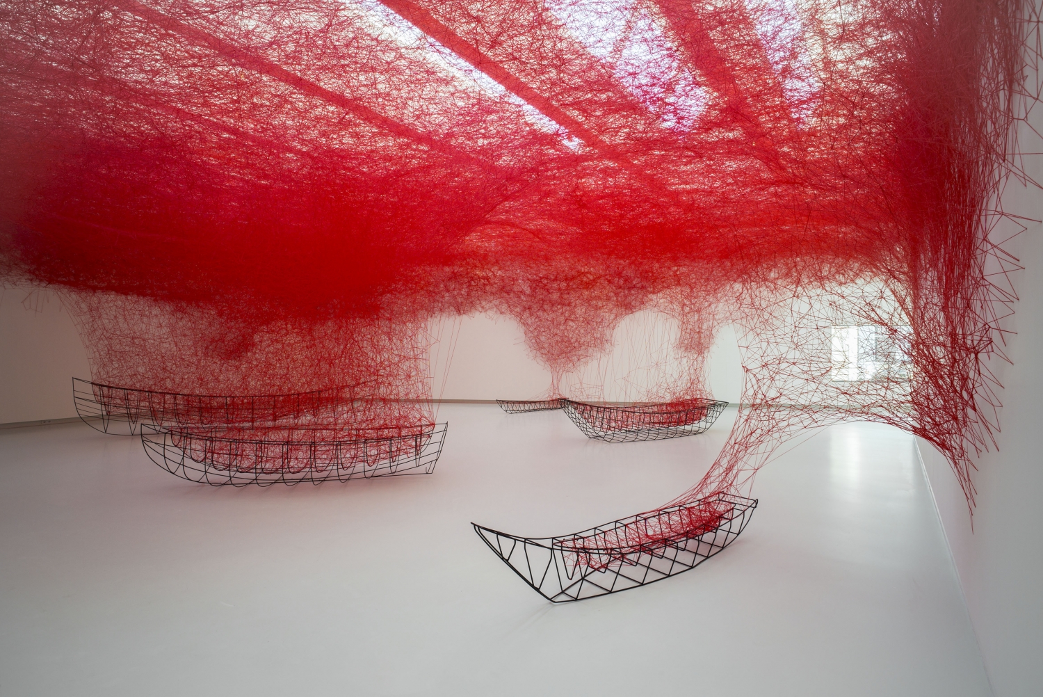 Chiharu Shiota, ‘Uncertain Journey’, 2017, metalen boten en rode draden (wol), Het Noordbrabants Museum, foto Joep Jacobs © Chiharu Shiota, c/o Pictoright Amsterdam, 2017