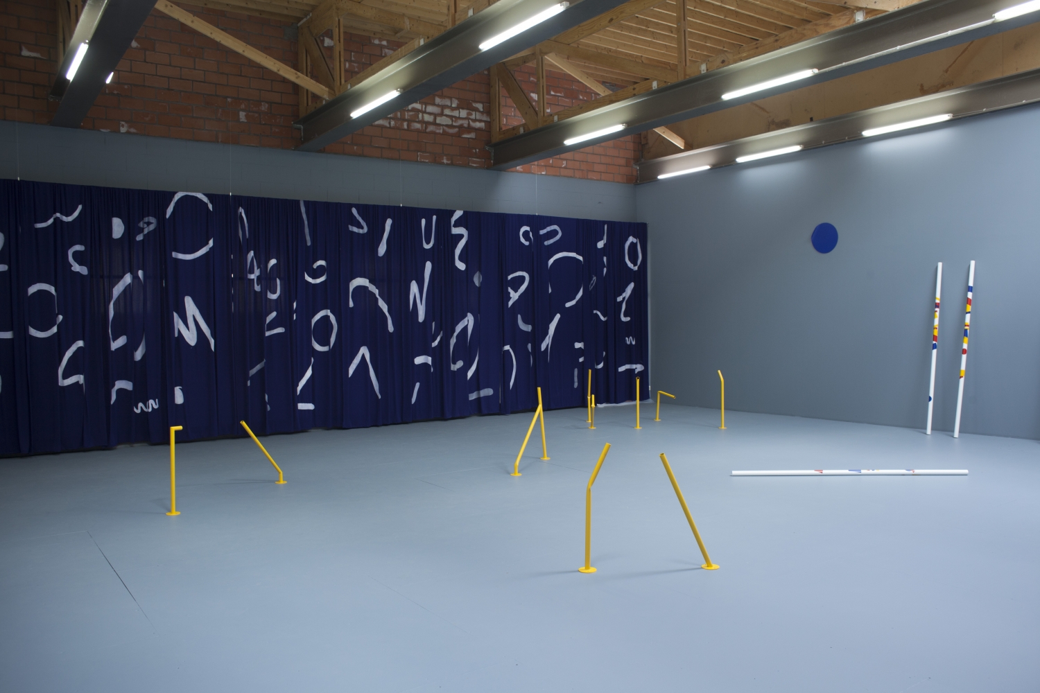 Chysanthi Koumianaki, 'They Keep Chewing Walls', tentoonstellingszicht, Netwerk Aalst, foto Tom Callemin