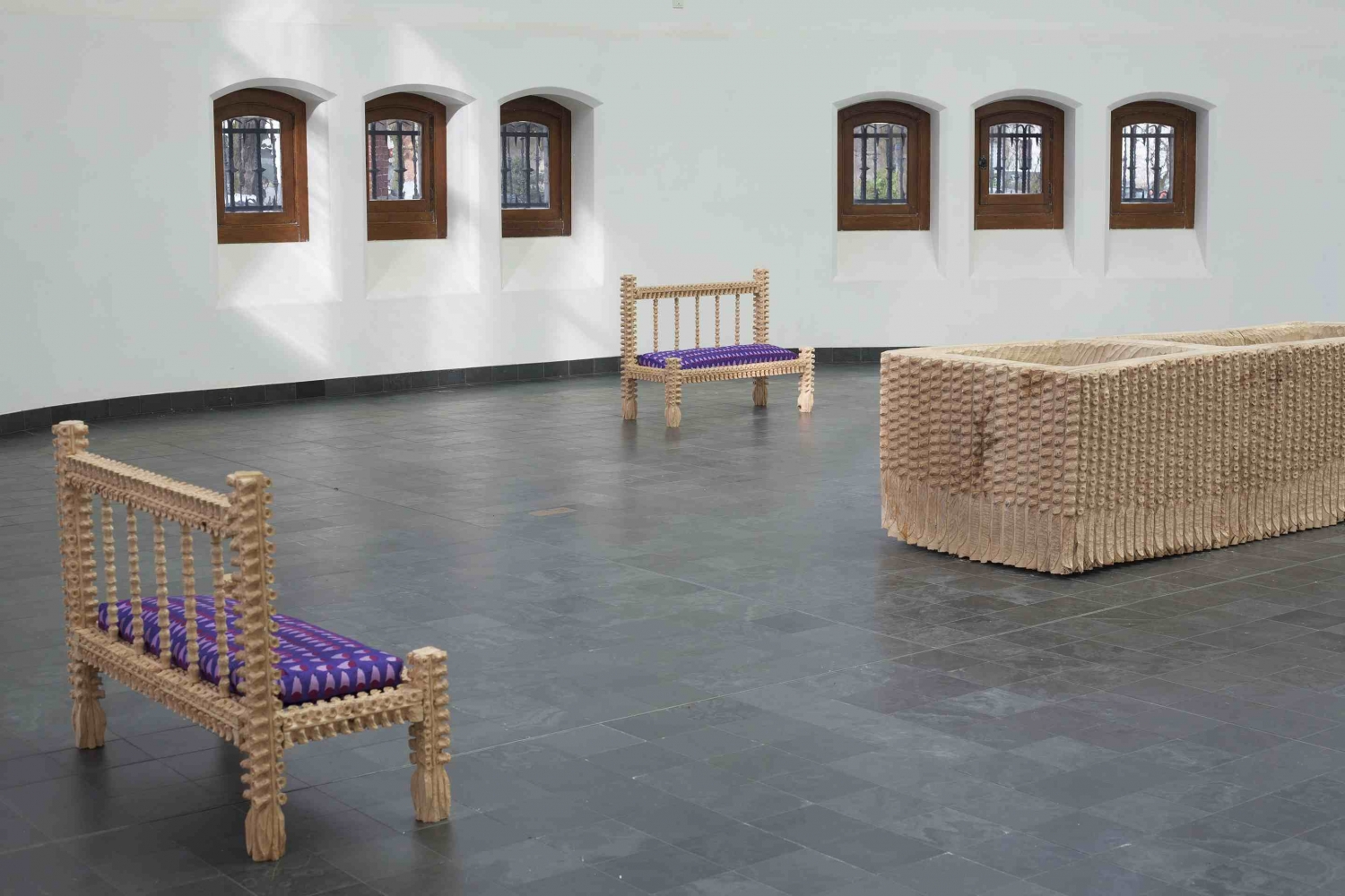 Installatiezicht KIOSK ‘Digitalis’ van Daniel Dewar & Grégory Gicquel, Bench n°3 & n°4, 2016, monterey cipres, borduurwerk op textiel, 103 x 80 x 46 cm; Trough n°1, 2016, eik, 268 x 71 x 98 cm, © Tom Callemin