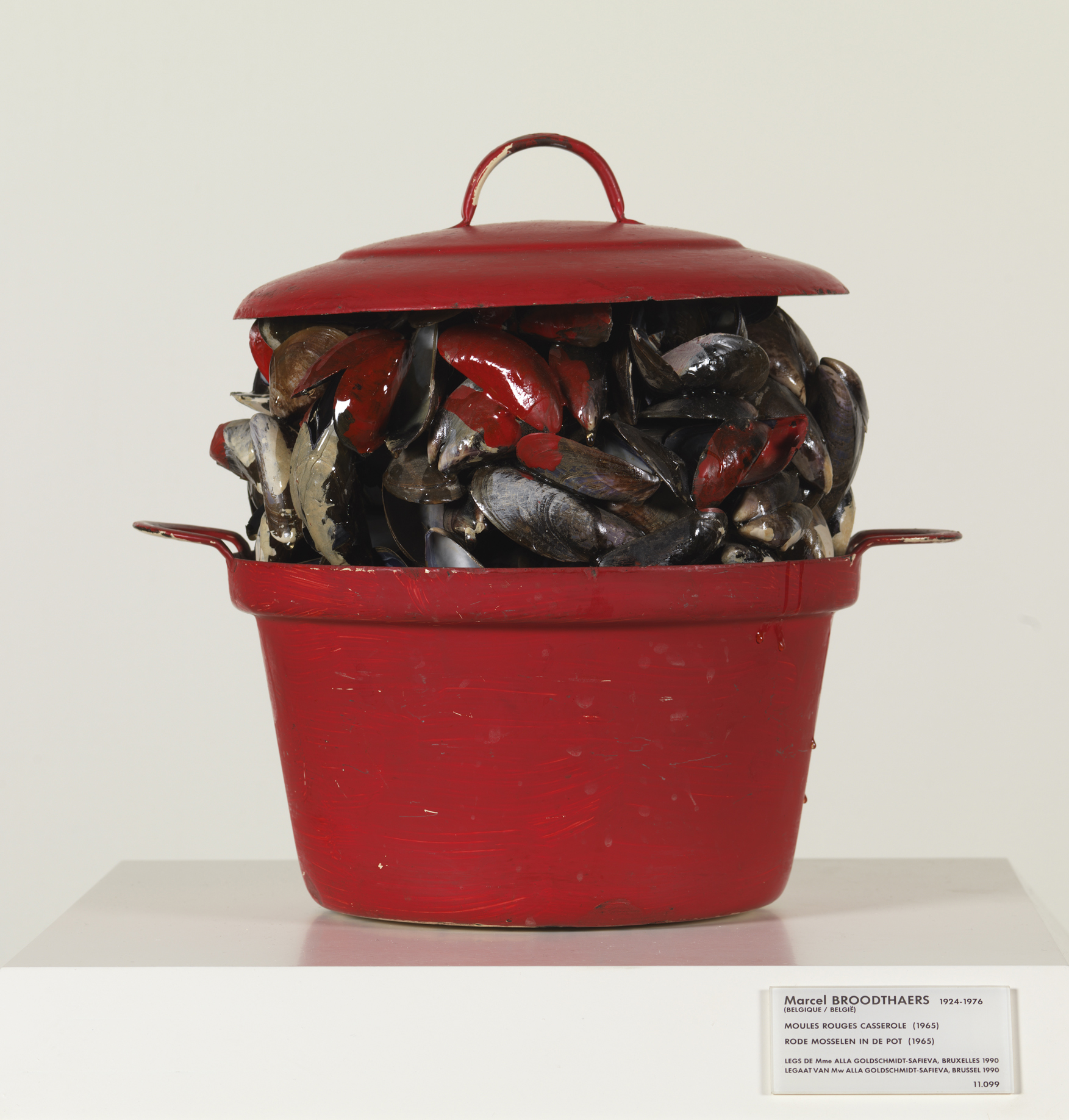 Marcel Broodthaers, ‘Rode kookpan met mosselschelpen’, Kookpan met deksel, rode verf, mosselschelpen(1965). Legaat van The Alla Goldschmidt-Safieva bequest, Brussel, 1990. © KMSKB, Brussel / The Estate of Marcel Broodthaers c/o SABAM. Foto: J. Geleyns - Art Photography