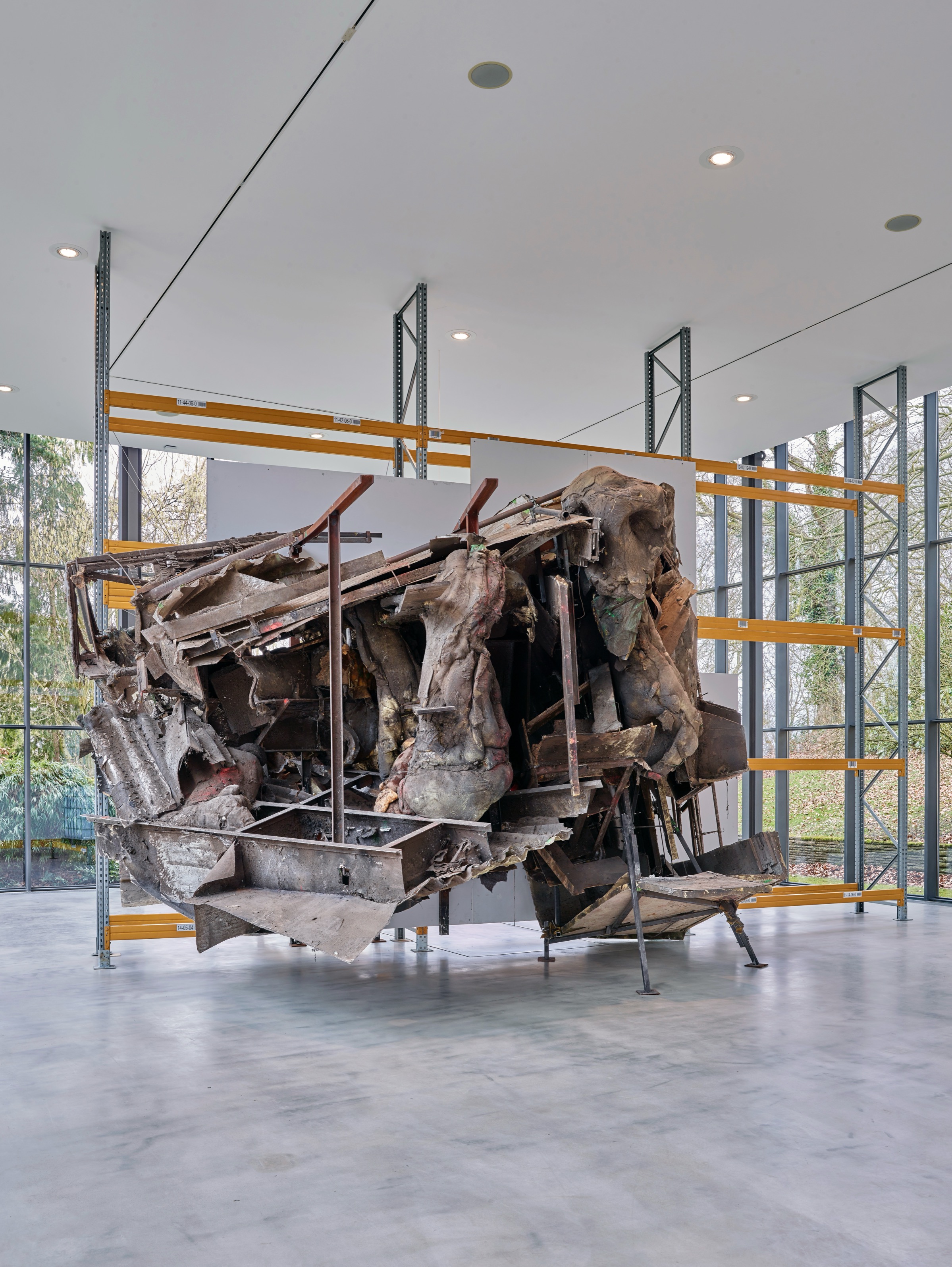 Peter Buggenhout, The Blind Leading the Blind #67 , 2014, mixed media (aluminium, epoxy, schuim, ijzer, papier, plastic, polyester, polyurethaan, polystyreen, hout) bedekt met huishoudstof, 427 x 714 x 371 cm, courtesy Peter Buggenhout en Konrad Fischer, Düsseldorf-Berlijn, foto Michael Richter