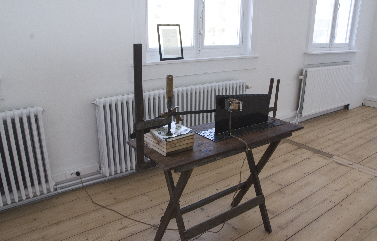 Danny Devos, ‘Victor Woodcarving with Power Tools’, electric motor, saw, book, mixed media, foto Karolien Chromiak, courtesy mariondecannière artspace