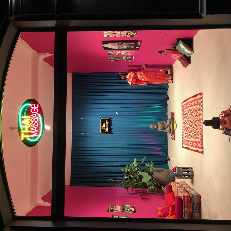 Guillaume Bijl, Thai massage – installatie , 2022, Keteleer Gallery