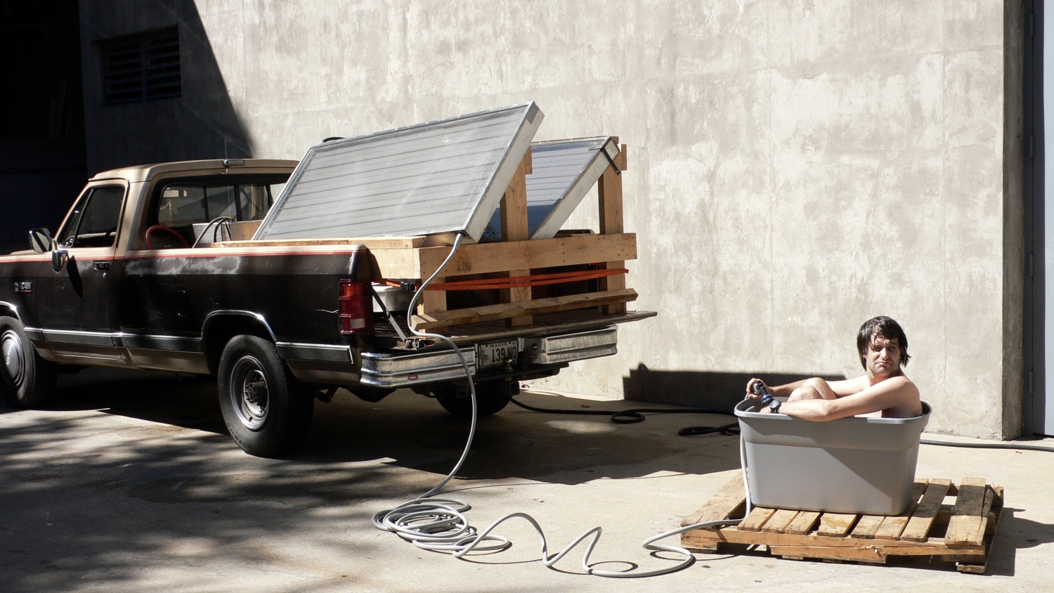 ‘Bath’ van Christina Hemauer & Roman Keller gemaakt naar aanleiding van ‘A road not taken’, 2010. Het bad waarin Roman zit, wordt verwarmd met de zonnepanelen die president Carter in 1979 op het dak van het Witte Huis liet plaatsen.