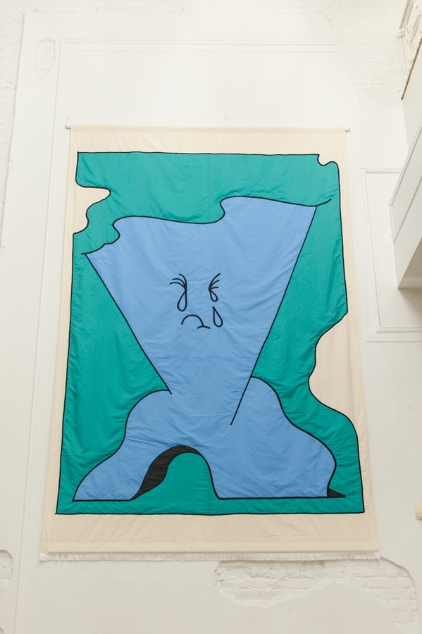 Dennis Tyfus, ‘Mss perst’, 2014, aluminium staaf met vlag uit katoen en kunstzijde, 240 x 370 cm