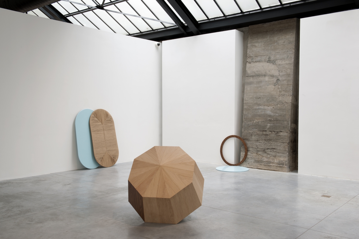 Kato Six, ‘Objects canbe many’, 2015, hout, mixed media, variabele dimensies, installatiezicht CAB Art Center