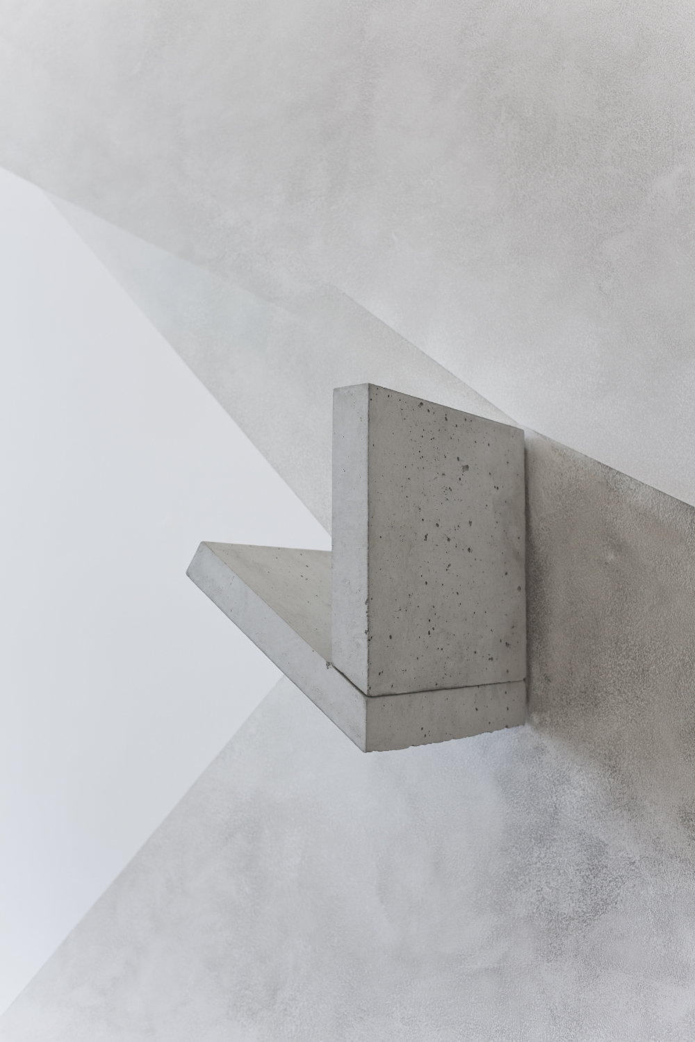 Stanislas Lahaut, ‘pretending is not an option’, beton, geïntegreerd in een in situ werk van Bieke Depuydt, assen met water en in sommige delen ook een beetje parelmoer of goudpigmen