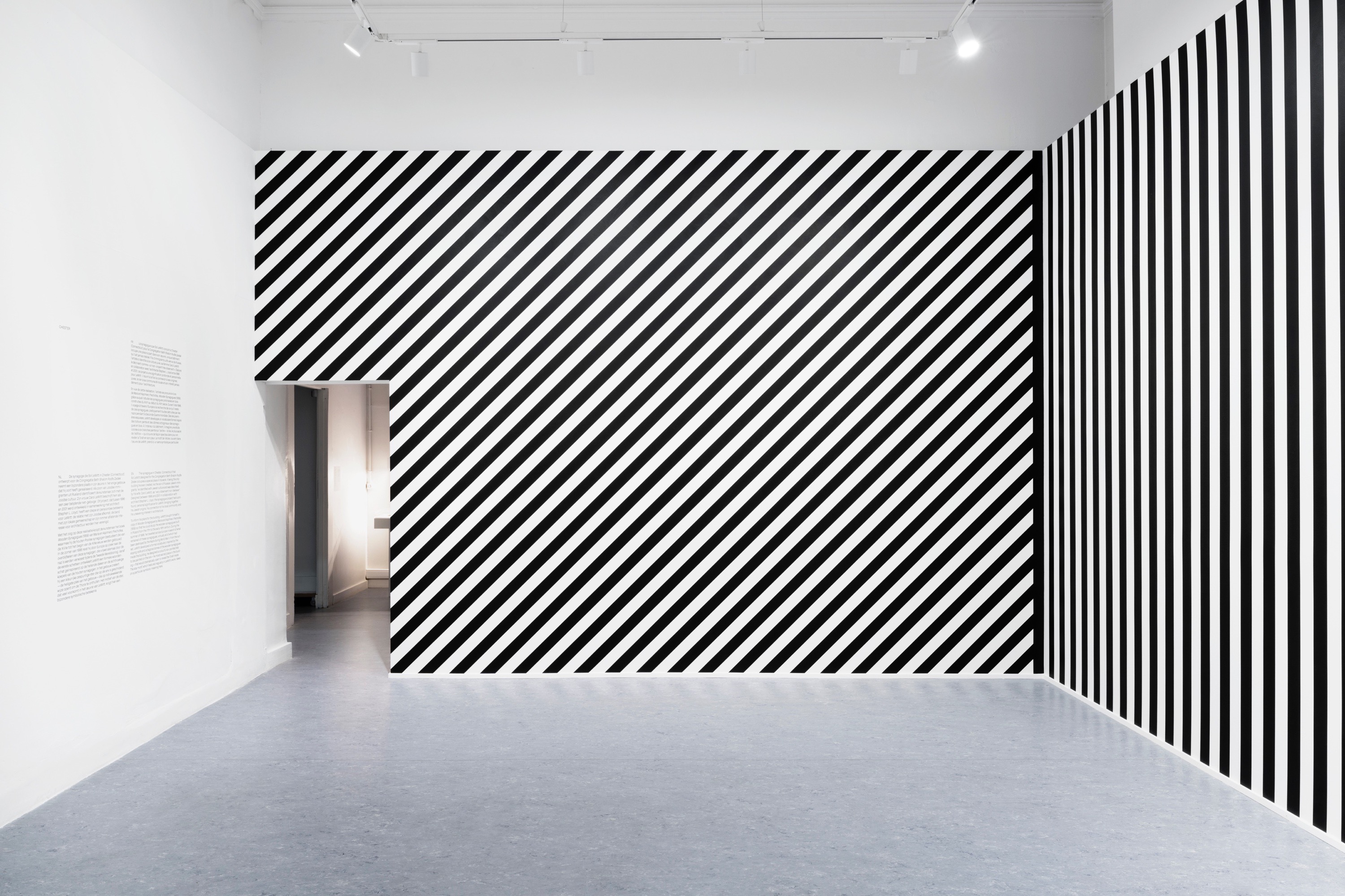 Zaalzicht Sol LeWitt. Wall Drawings, Works on Paper, Structures (1968-2002) in Joods Museum Brussel. – © Hugard & Vanoverschelde
