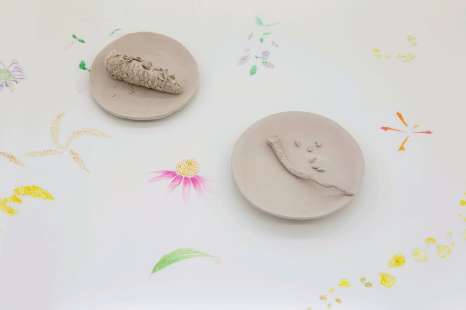 Anne Daems, detail: Compost tafel voor tuinkamer #4 / Garden Room’s Compost Table #4, 2019, 58 x 77,5 x 39 cm + 16 x 16 x 3 cm, unbaked clay, pencil, watercolor paint, 100% cotton archival quality watercolor paper, tempered glass, pine plywood, ayous wood, black paint, beeswax. Ontwerp tafel i.s.m. Christoph Van Damme & Kenneth Andrew Mroczek.