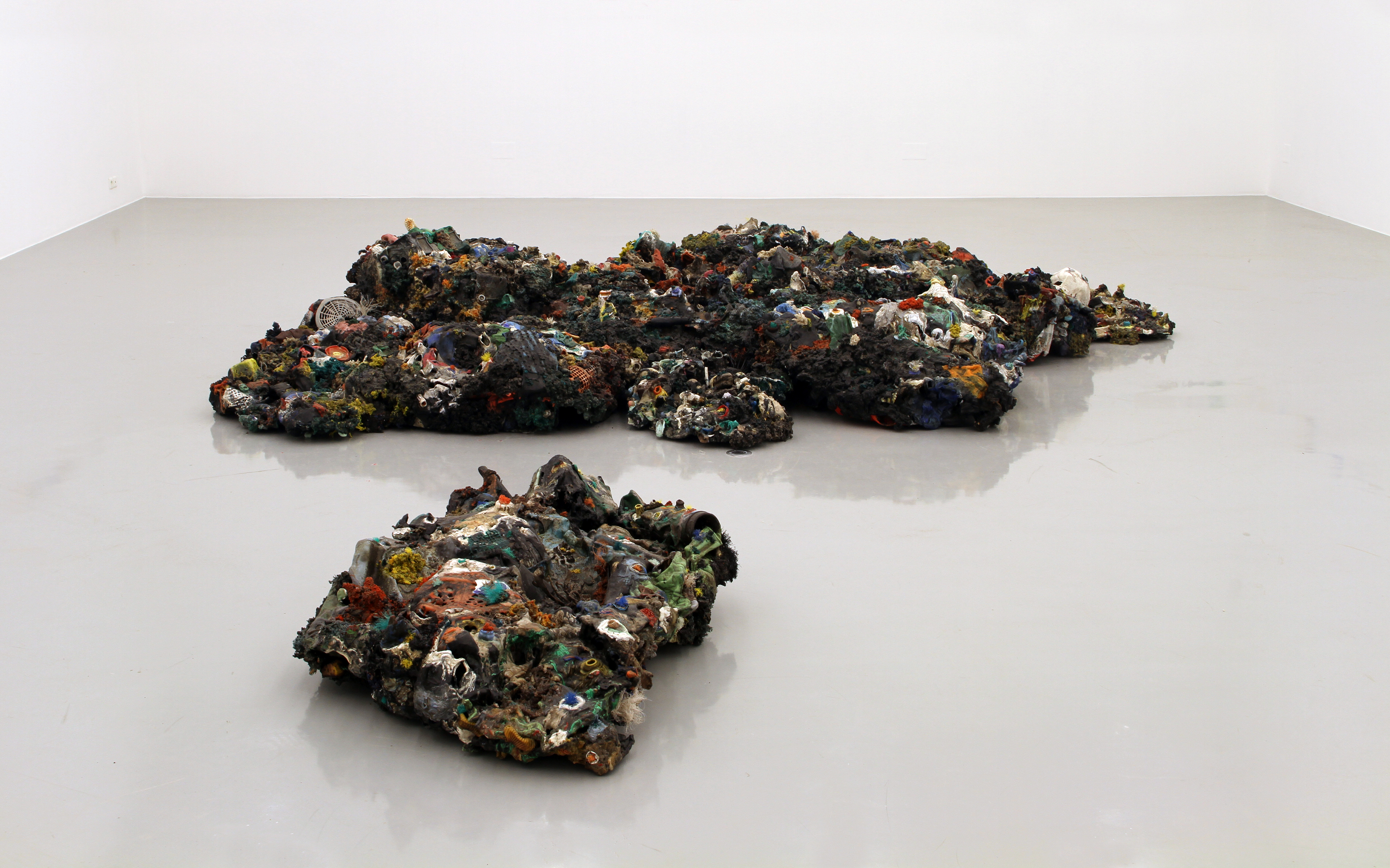 Maarten Vanden Eynde, Plastic Reef , 2009, installation view FRAC Loraine, Metz, 2014. – Foto Maarten Vanden Eynde