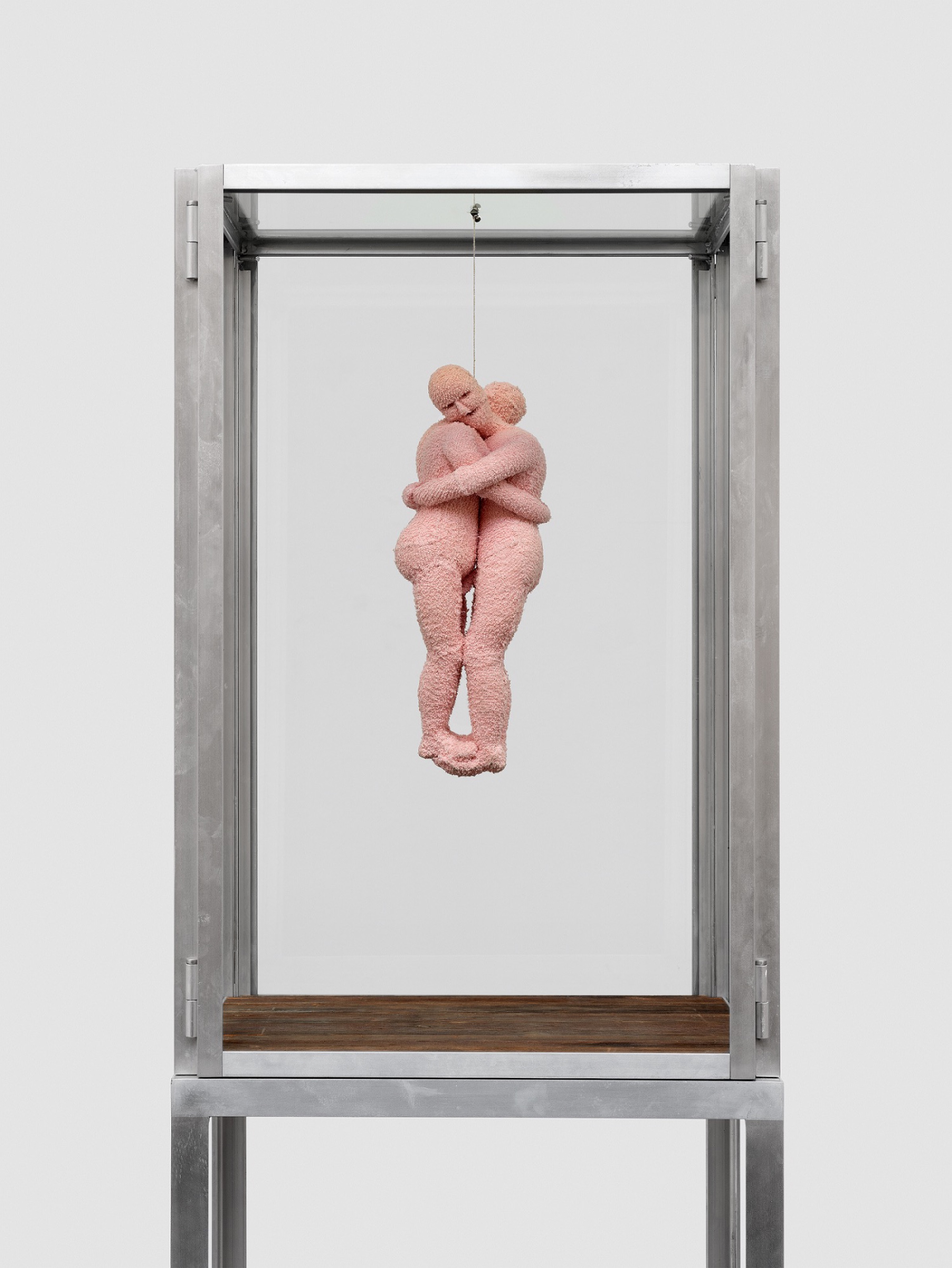 Louise Bourgeois, Couple , stof, aluminium, glas, hout, 193 x 60,9 x 60,9 cm, 2002, courtesy de Easton Foundation en Xavier Hufkens, Brussels, foto Thomas Merle