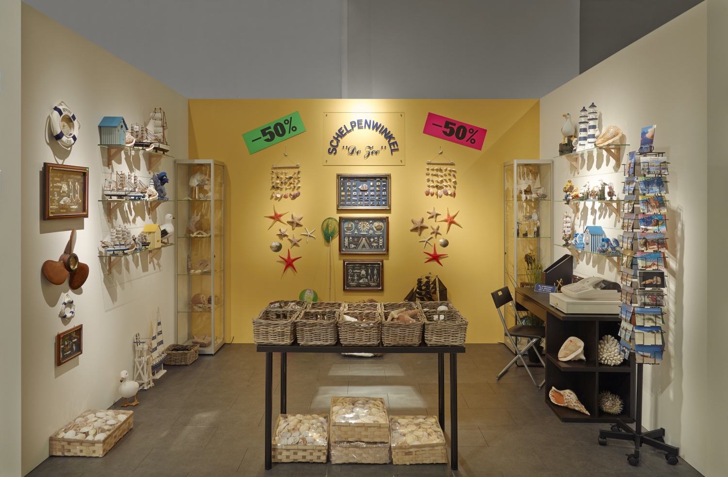 Guillaume Bijl, ‘Schelpenwinkel’, 2014, foto Steven Decroos