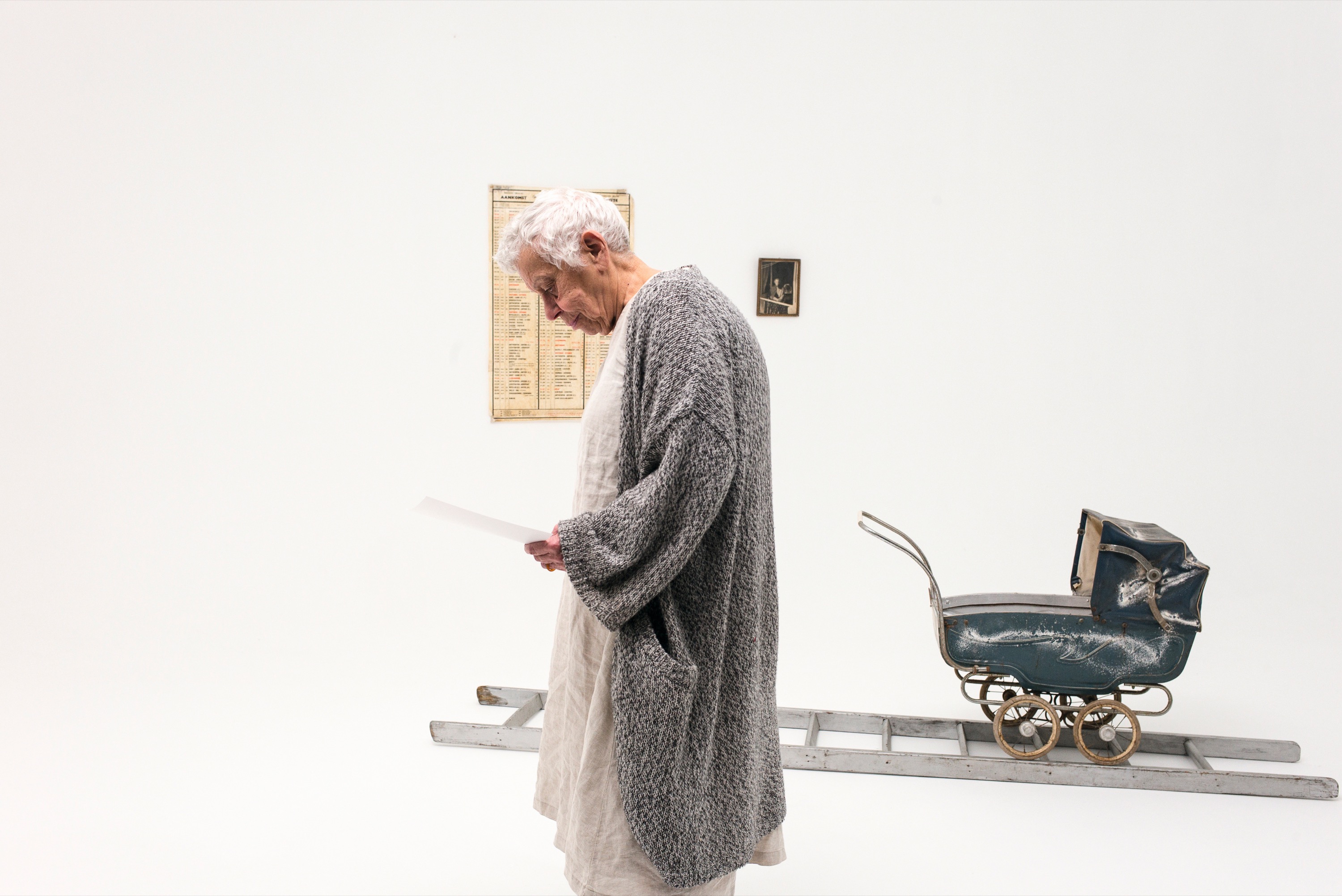 Marianne Berenhaut installeert haar werk op 18 augustus 2017 in Brussel naar aanleiding van opnames voor een film over haar werk. – Foto Luc Malice