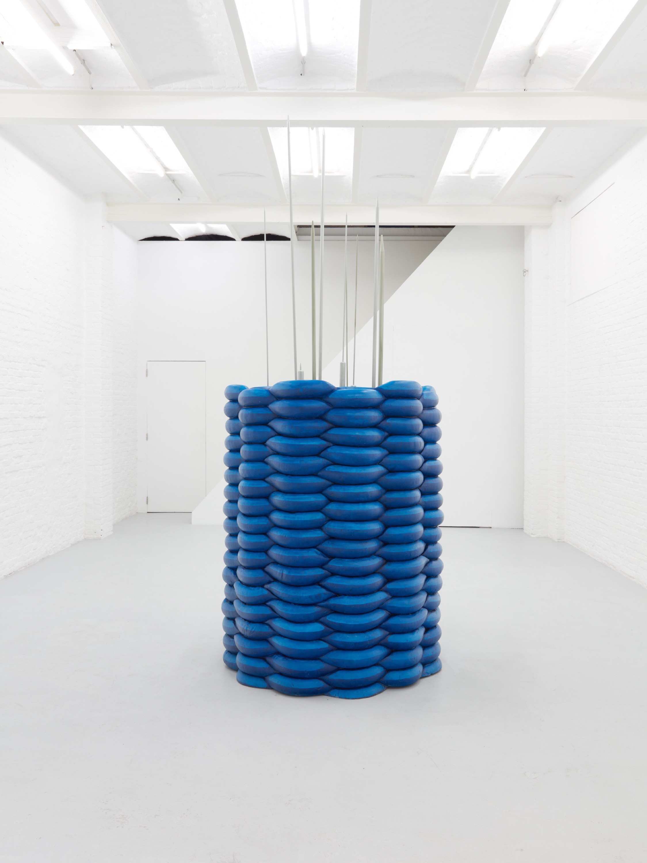 Installatiezicht Elleke Frijters, Guarding My Fence , 2023, Base-Alpha Gallery, Antwerpen, foto We Document Art