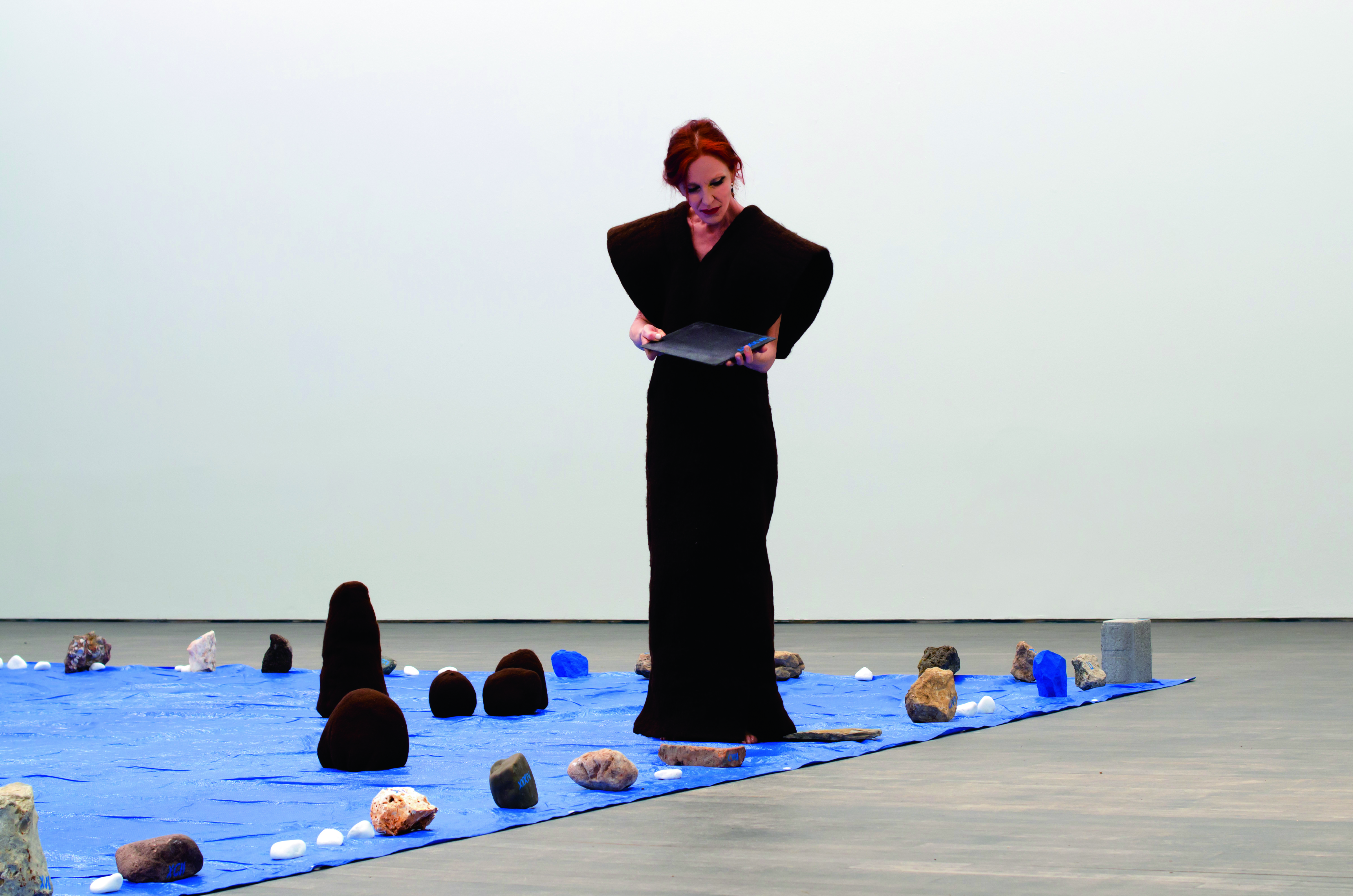 Marie Julia Bollansée, GEOLOGY , performance in S.M.A.K., 2021. – Foto © Pablo Bollansée