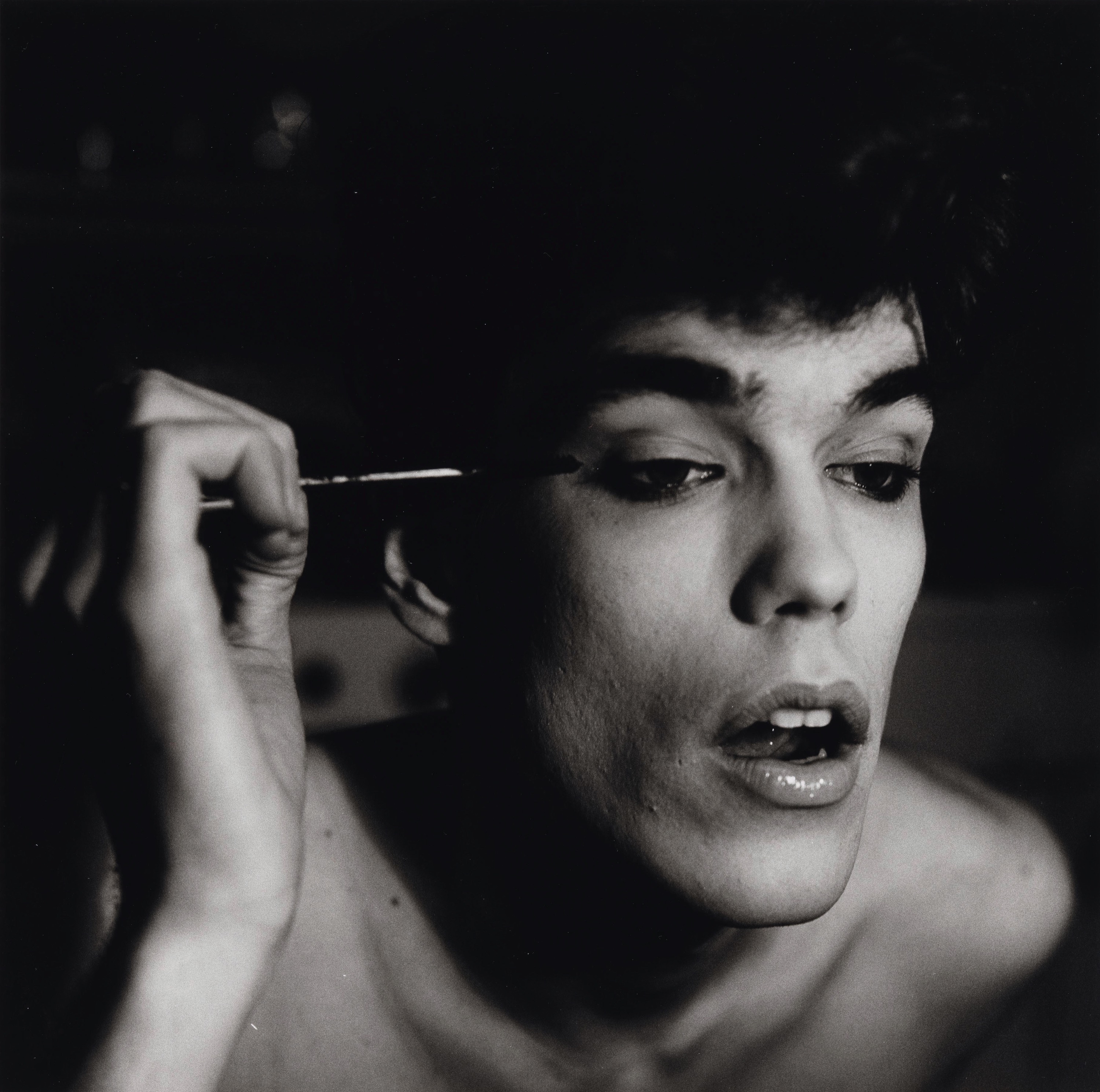 Peter Hujar, David Brintzenhofe Applying Makeup (II) , 1982. – Courtesy Pace/MacGill Gallery, New York en Fraenkel Gallery, San Francisco, © 1987 The Peter Hujar Archive LLC