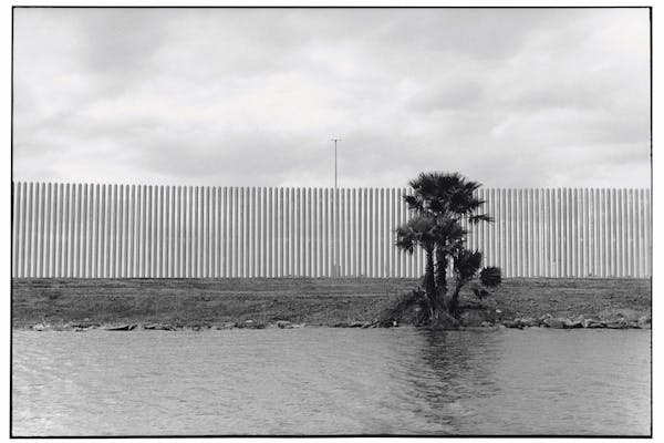 Zoe Leonard, Al río / To the River , 2016-22, zilvergelatinedruk, editie van 3 + 1 AP. – Courtesy de kunstenaar, Galerie Gisela Capitain en Hauser & Wirth, © Zoe Leonard
