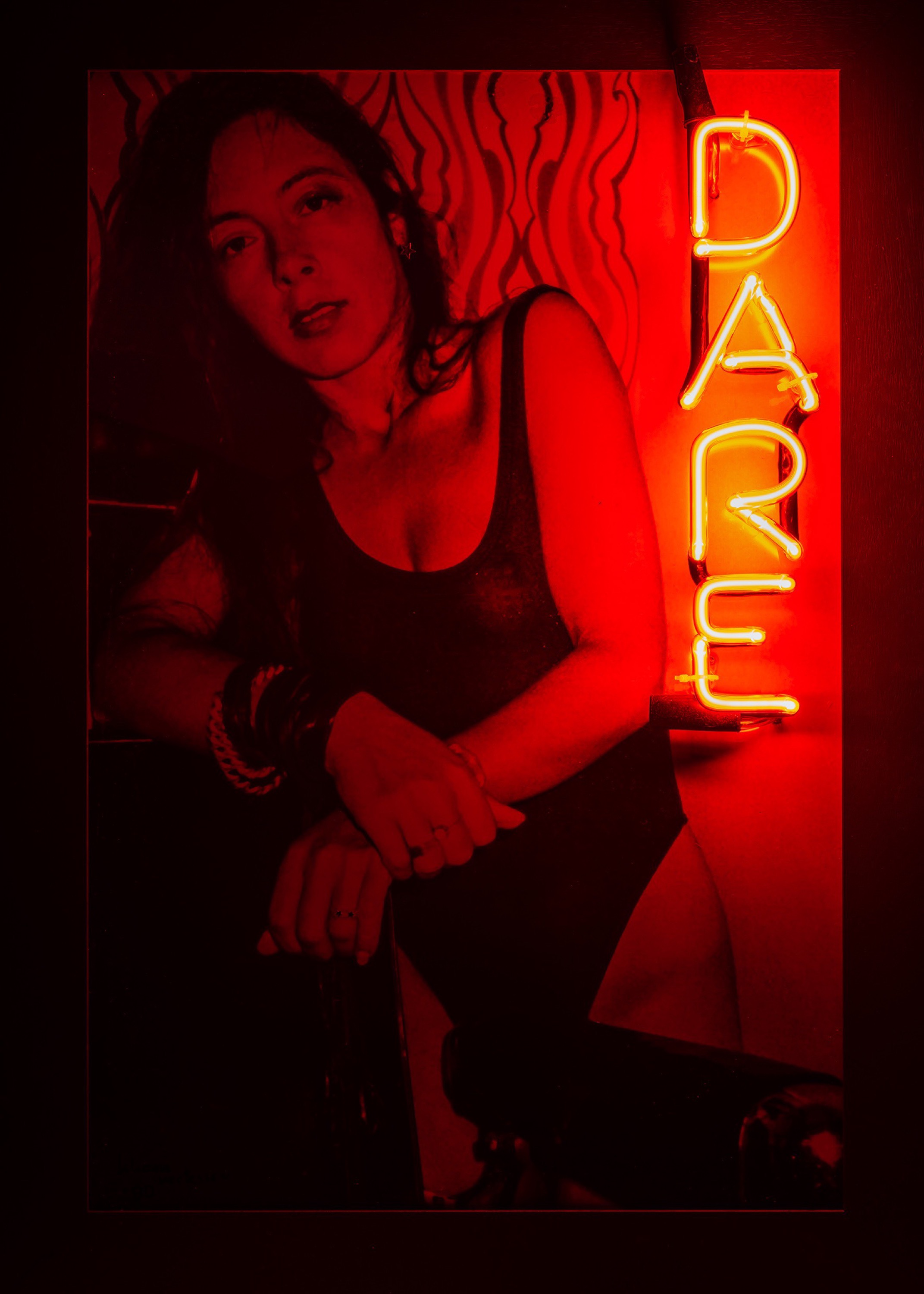 Liliane Vertessen, Dare , 1980, fotografische afdruk en neon, © Liliane Vertessen