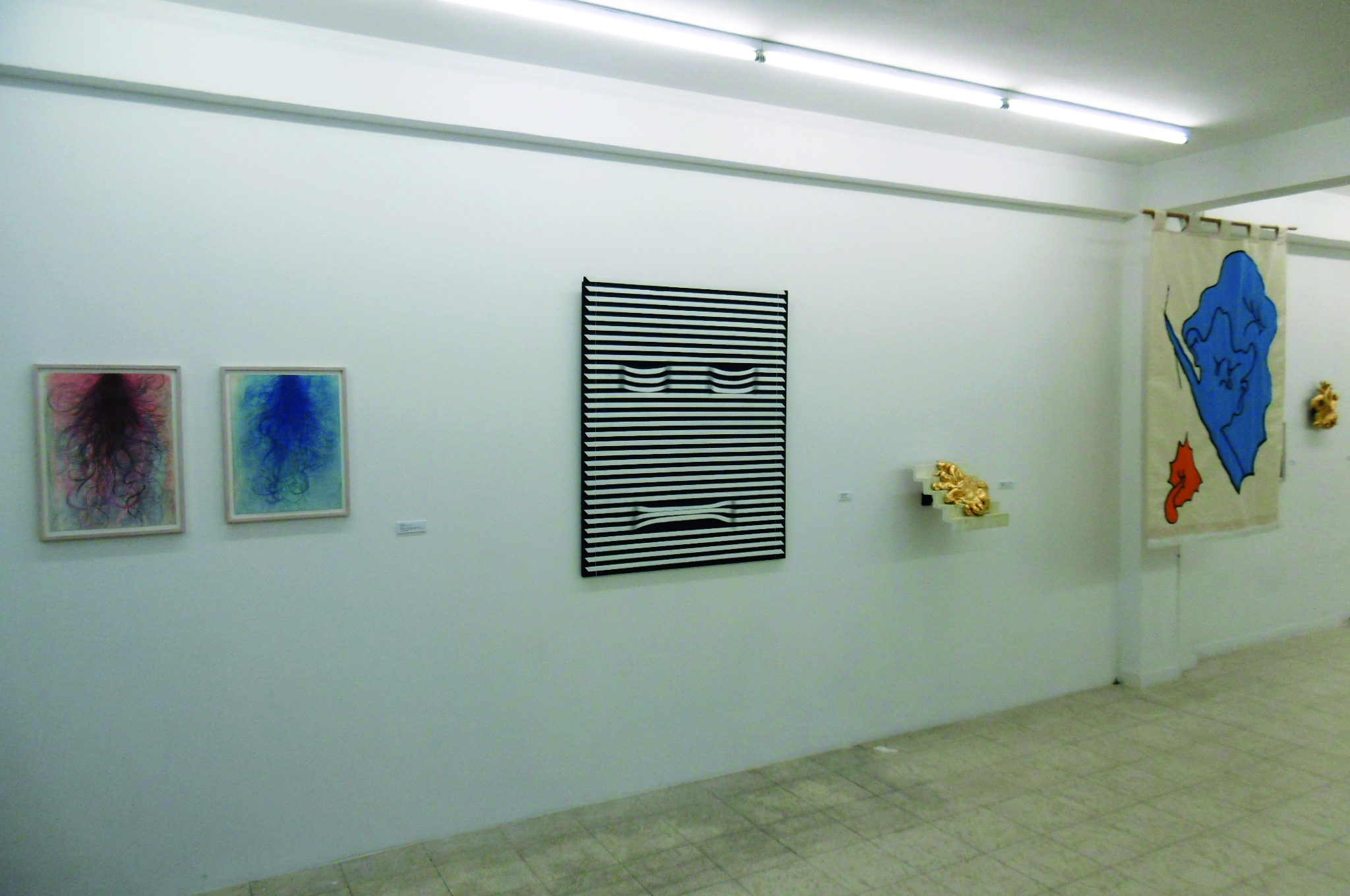 Affiniteiten#3 , 2021, v.l.n.r. werk van E. Strik, C. Tyberghein, K. Theys, D. Tyfus, K. Theys, foto en courtesy LLS Paleis, Antwerpen