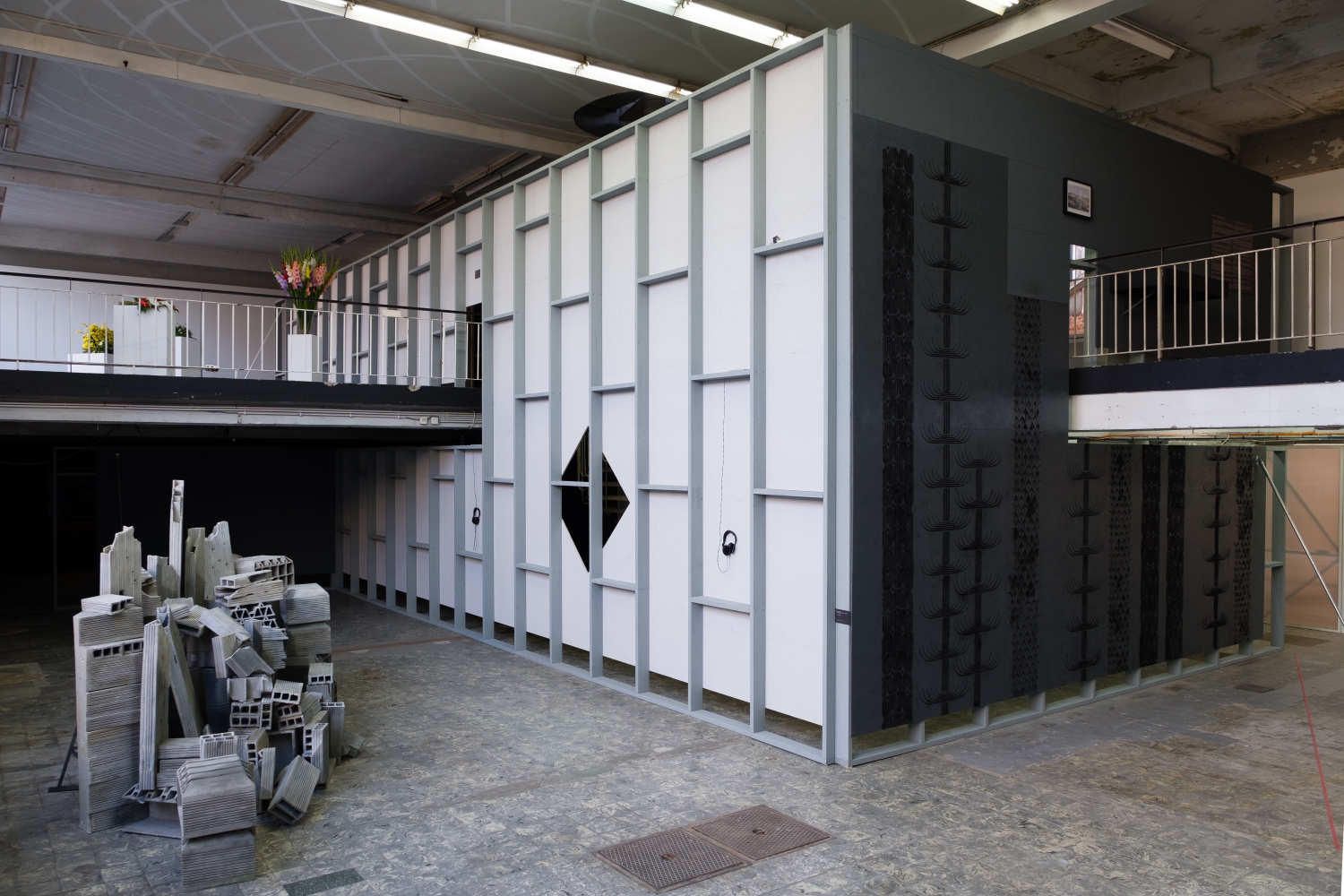 ‘Extra States: Nations in Liquidation’, installatiezicht, Kunsthal Extra City, Antwerpen, foto Tomas Uytendaele