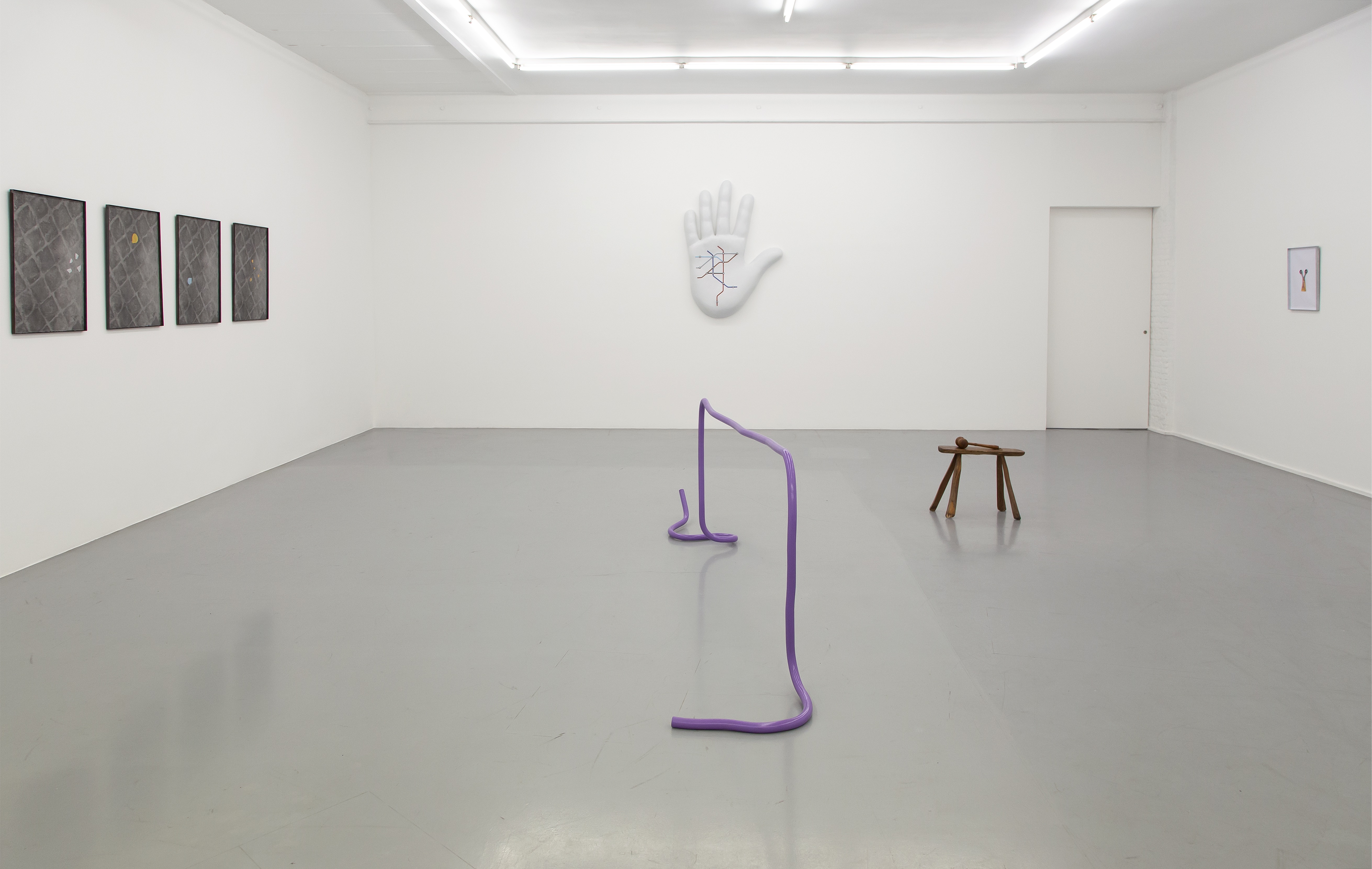 François Curlet, zaalzicht Broken English, 2020, courtesy François Curlet en Micheline Szwajcer, foto Vildana Memic