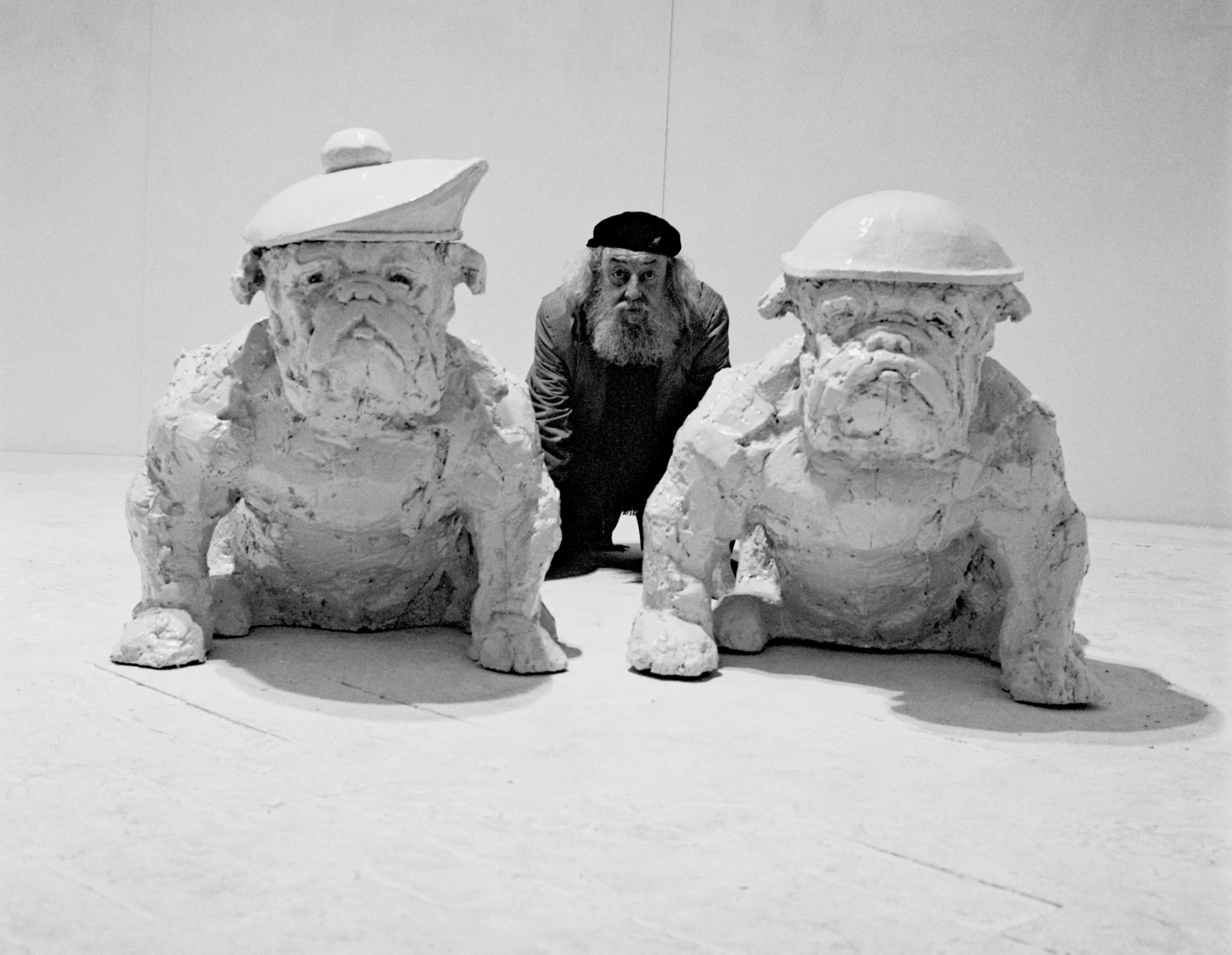 Fred Bervoets bij een vroeg werk van Nadia Naveau, Foto KASKA