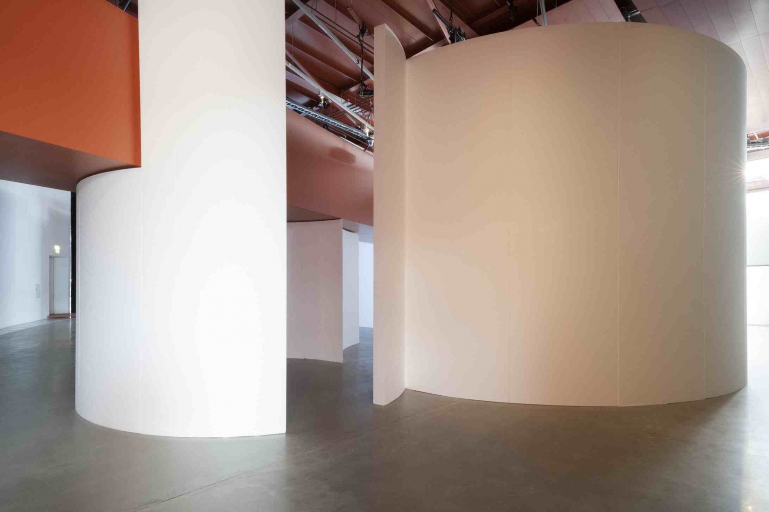 'Gabriel Lester – The Return of Lester’s Loops', installatiezicht Groninger Museum, foto Désirée van Hoek