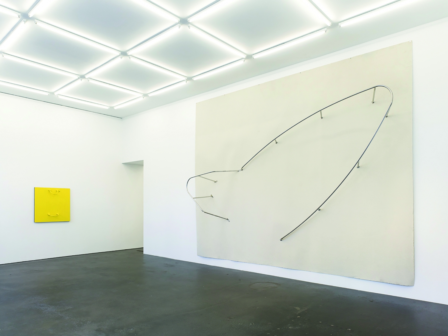 Alexandre da Cunha, ‘Mornings’: ‘Duplex’, 2016, installatiezicht, tapijt, bootreling, 400 x 500 x 60 cm en ‘Vessel I’, 2016, kampeertas, henneptouw, acrylverf, 95 x 95 x 24 cm., courtesy de kunstenaar en Office Baroque, Brussel