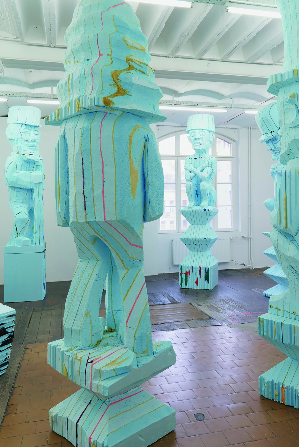 Folkert de Jong, 'Totémisme’, installatiezicht solotentoonstelling, foto Benoît Cattiaux, courtesy de kunstenaar en monCHÉRI, Brussel