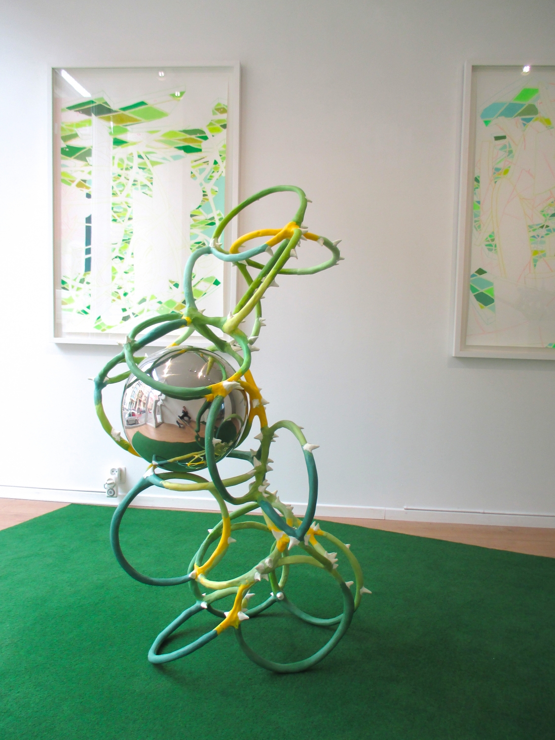 Tinka Pittoors, ‘Roundaboutfullness’, 2016, installatiezicht van de sculptuur in de gelijknamige solo, courtesy Tinka Pittoors & Feizi Gallery, Brussel