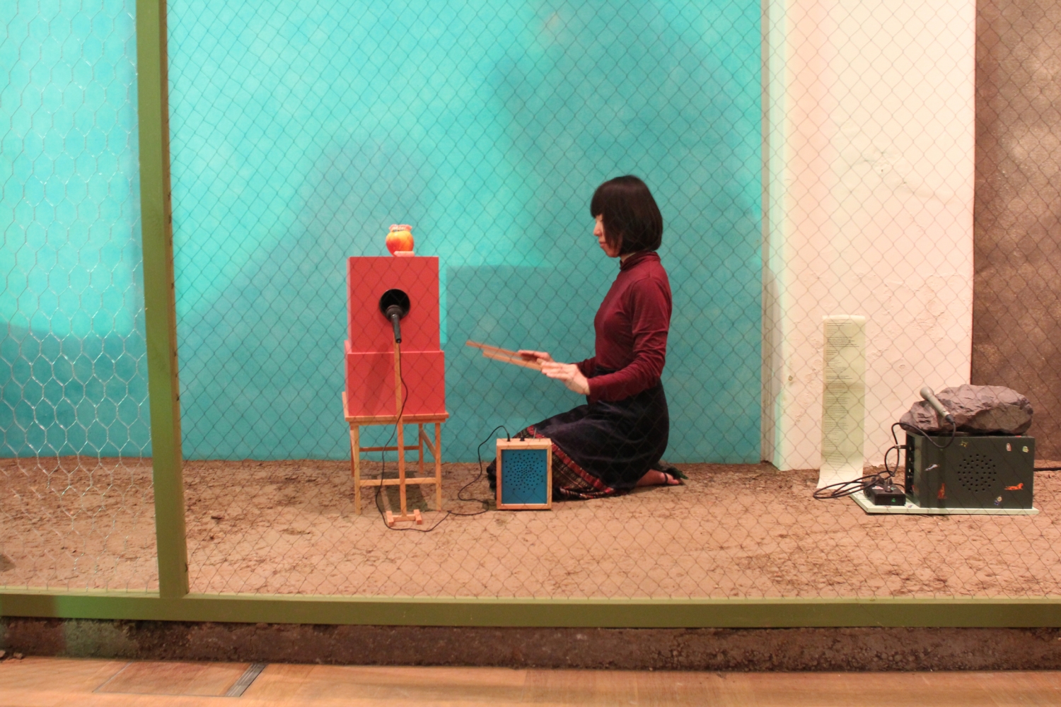 Gareth Moore, ‘A Burning Bag as a Smoke-Grey Lotus’, installatiezicht La Loge, Brussel, 2015. Courtesy de kunstenaar & La Loge