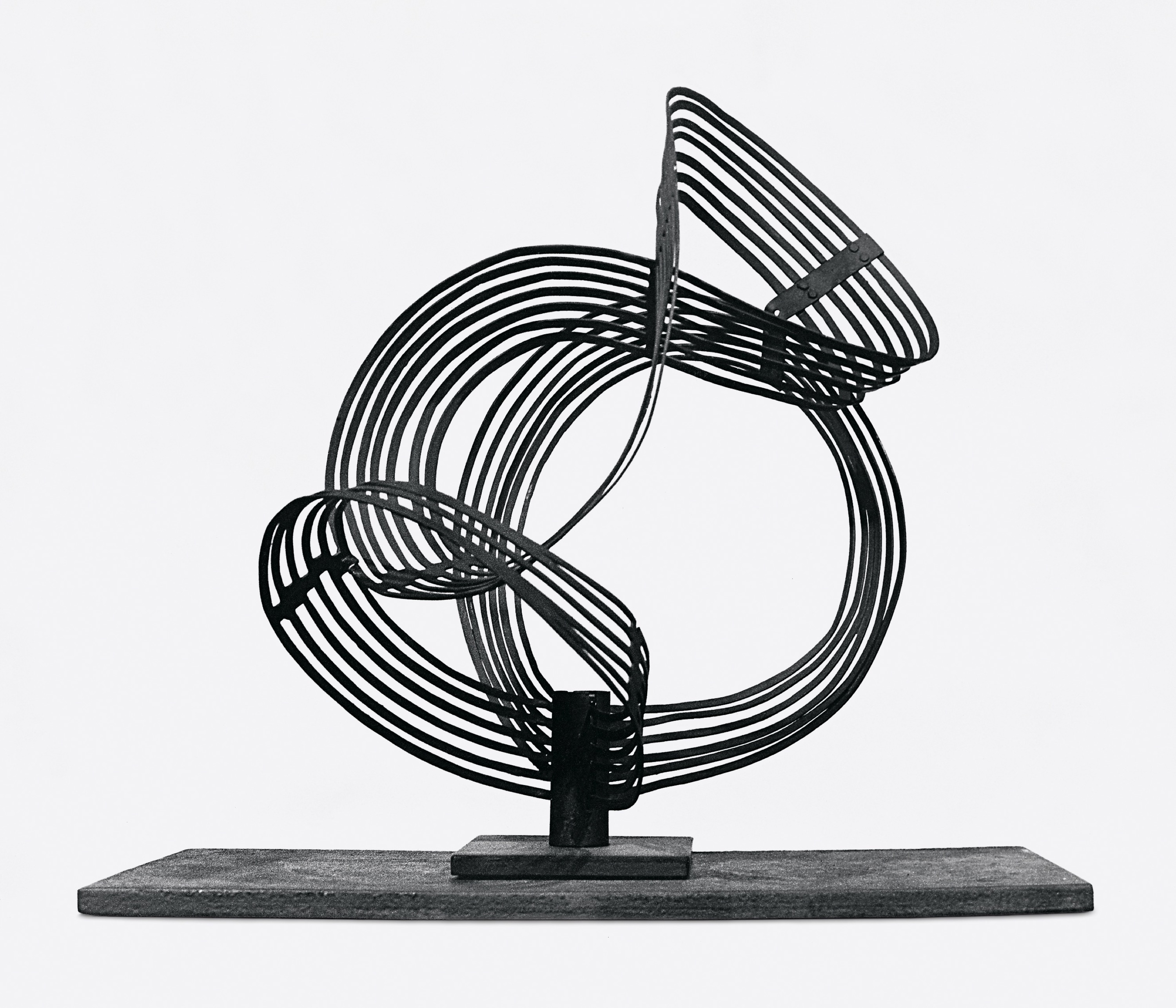 Gego (Gertrud Goldschmidt), 12 Concentric Circles  ( 12 círculos concéntricos ), 1957, aluminum and paint, 37 x 29 x 24 cm (including base), private collection, Austin, courtesy Archivo Fundación Gego, © Fundación Gego, photo Tasnadi