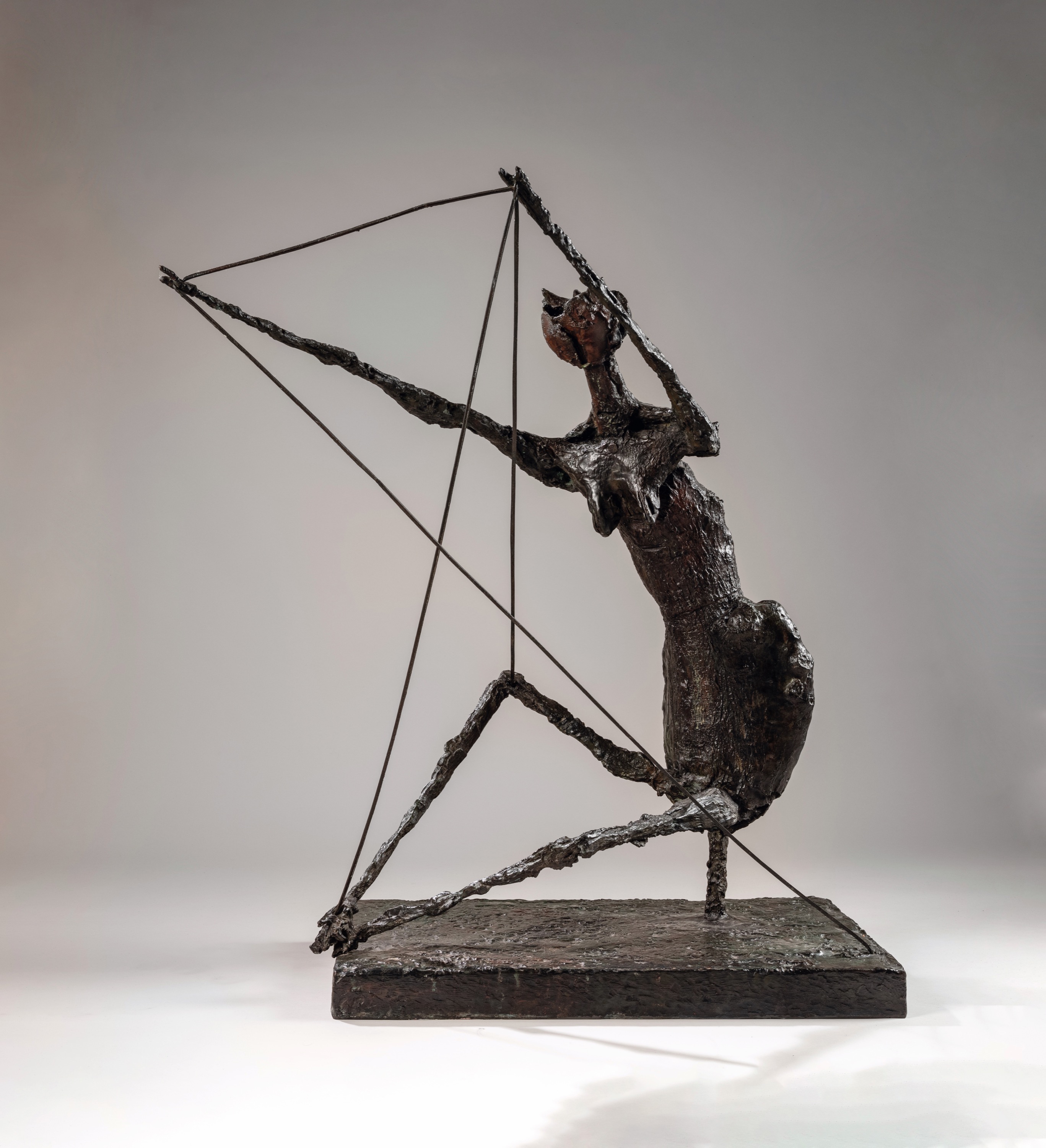 Germaine Richier, La Fourmi , 1953, brond met donker patina, editie van 11, 99 x 88 x 66 cm. – Courtesy Galerie de la Béraudière, Brussel